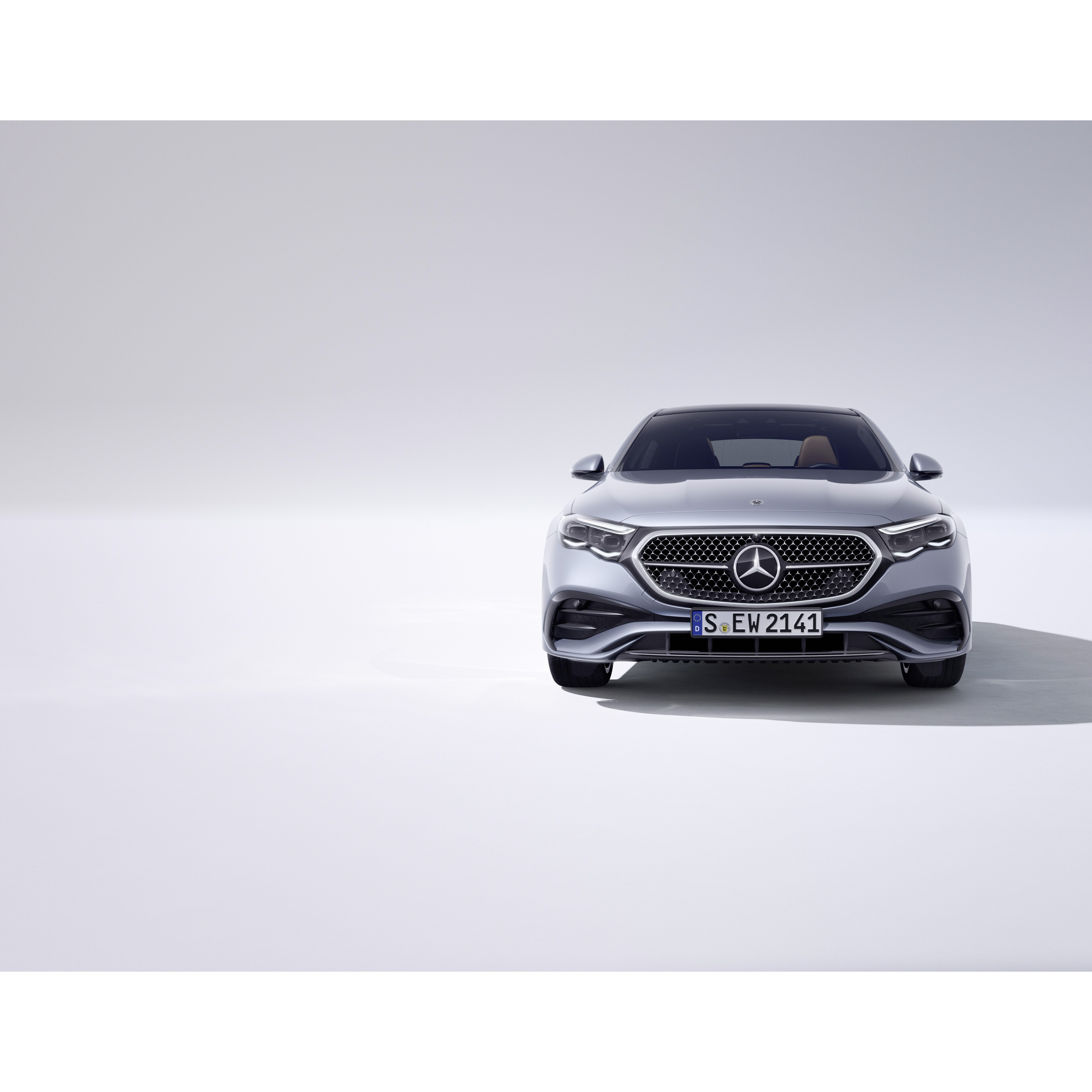 Grå Mercedes-Benz E-Klasse Sedan set forfra