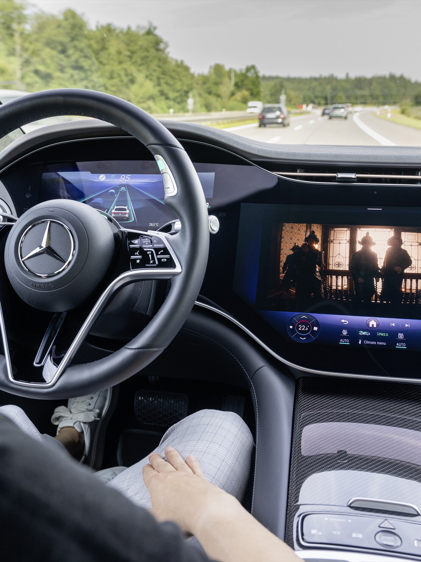 Cockpittet i en Mercedes-Benz bil.