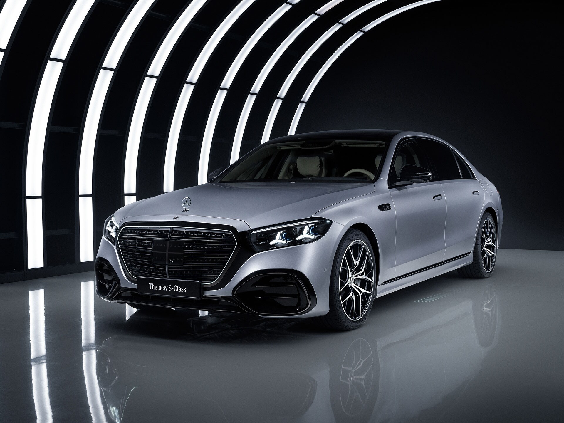 En Mercedes-Benz bil med et gennemsigtigt ydre.