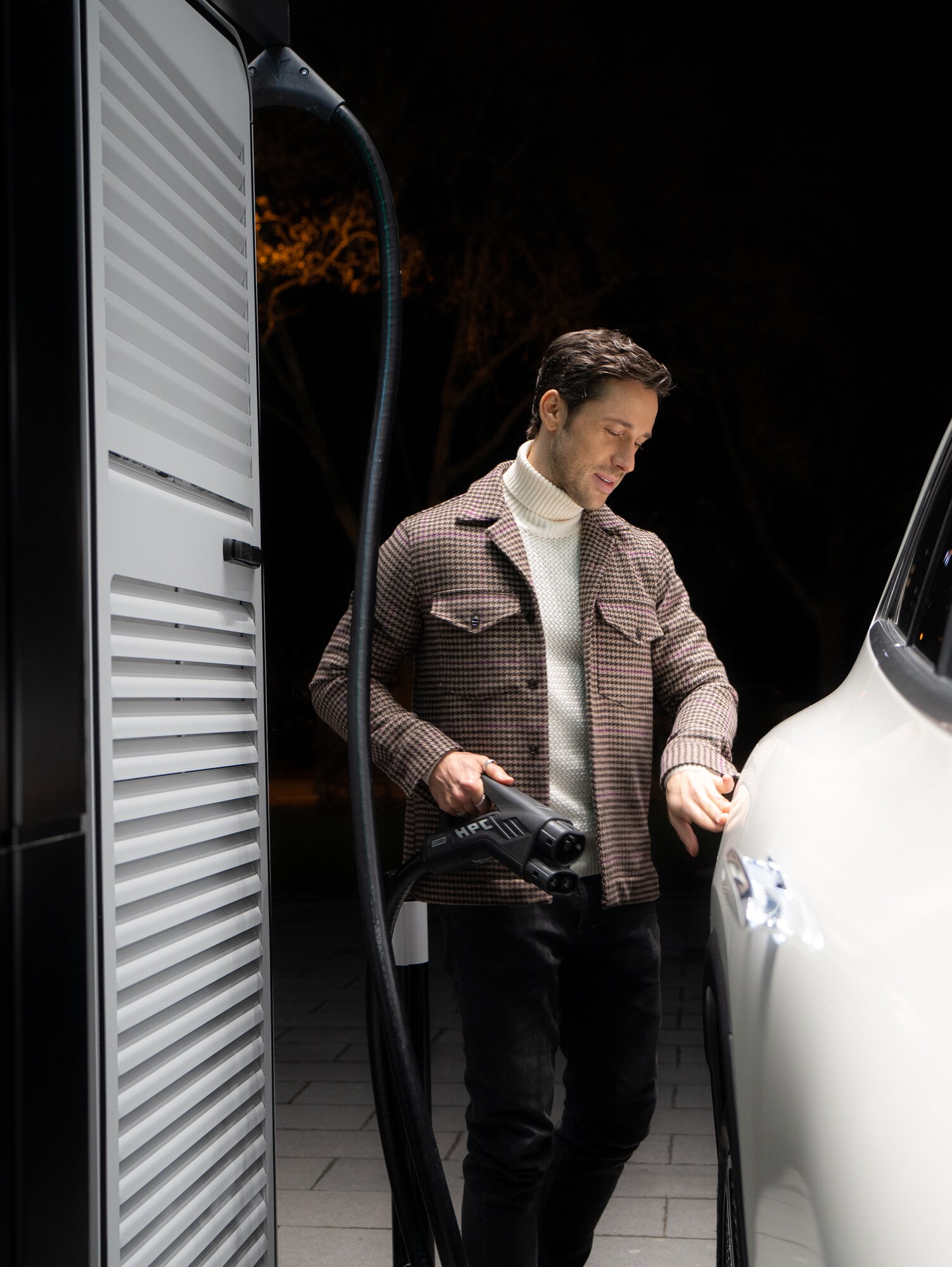 Mand oplader elektrisk Mercedes-Benz med Mercedes-Benz wallbox