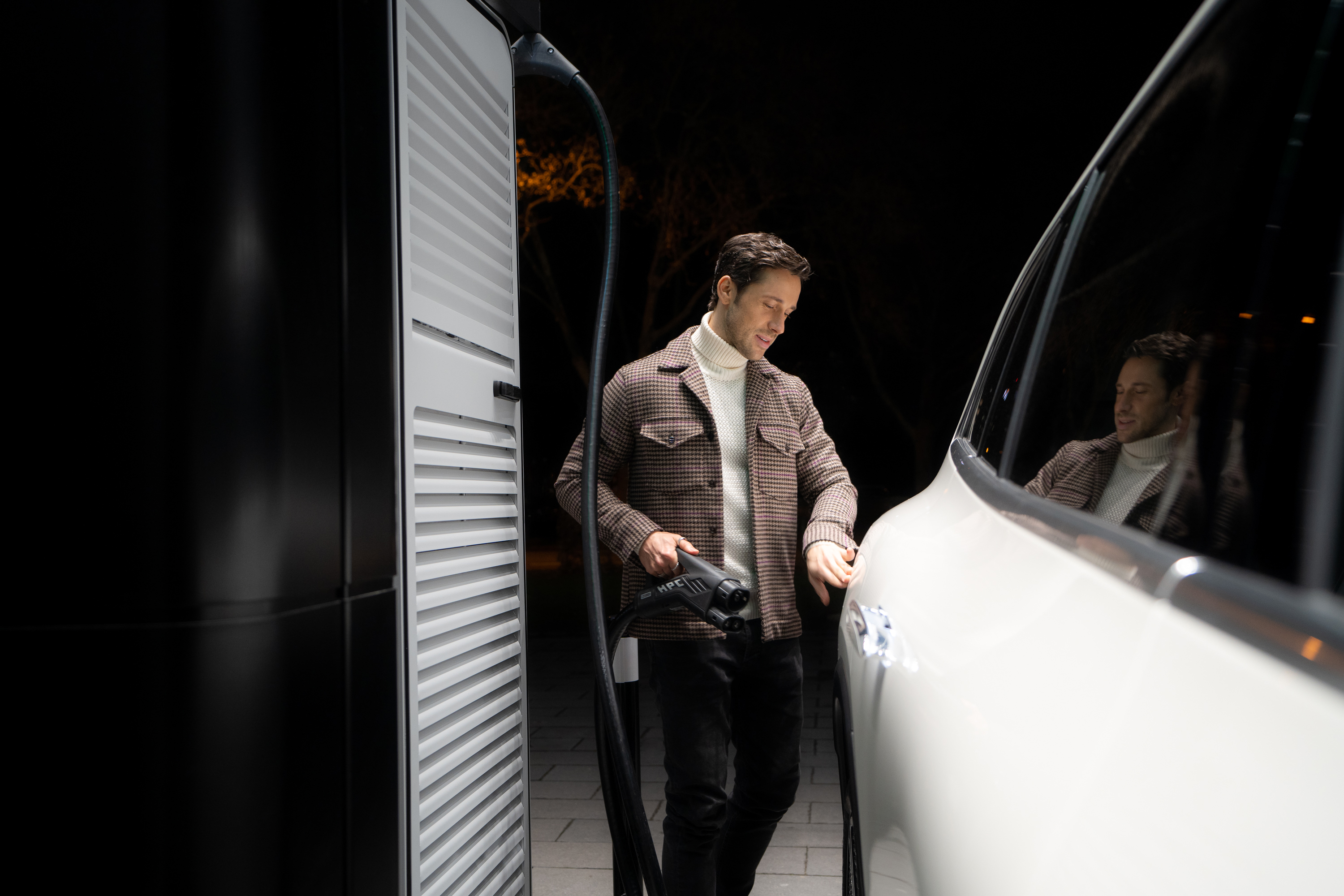 Opladningsløsninger | Mercedes-Benz Mand oplader elektrisk Mercedes-Benz med Mercedes-Benz wallbox