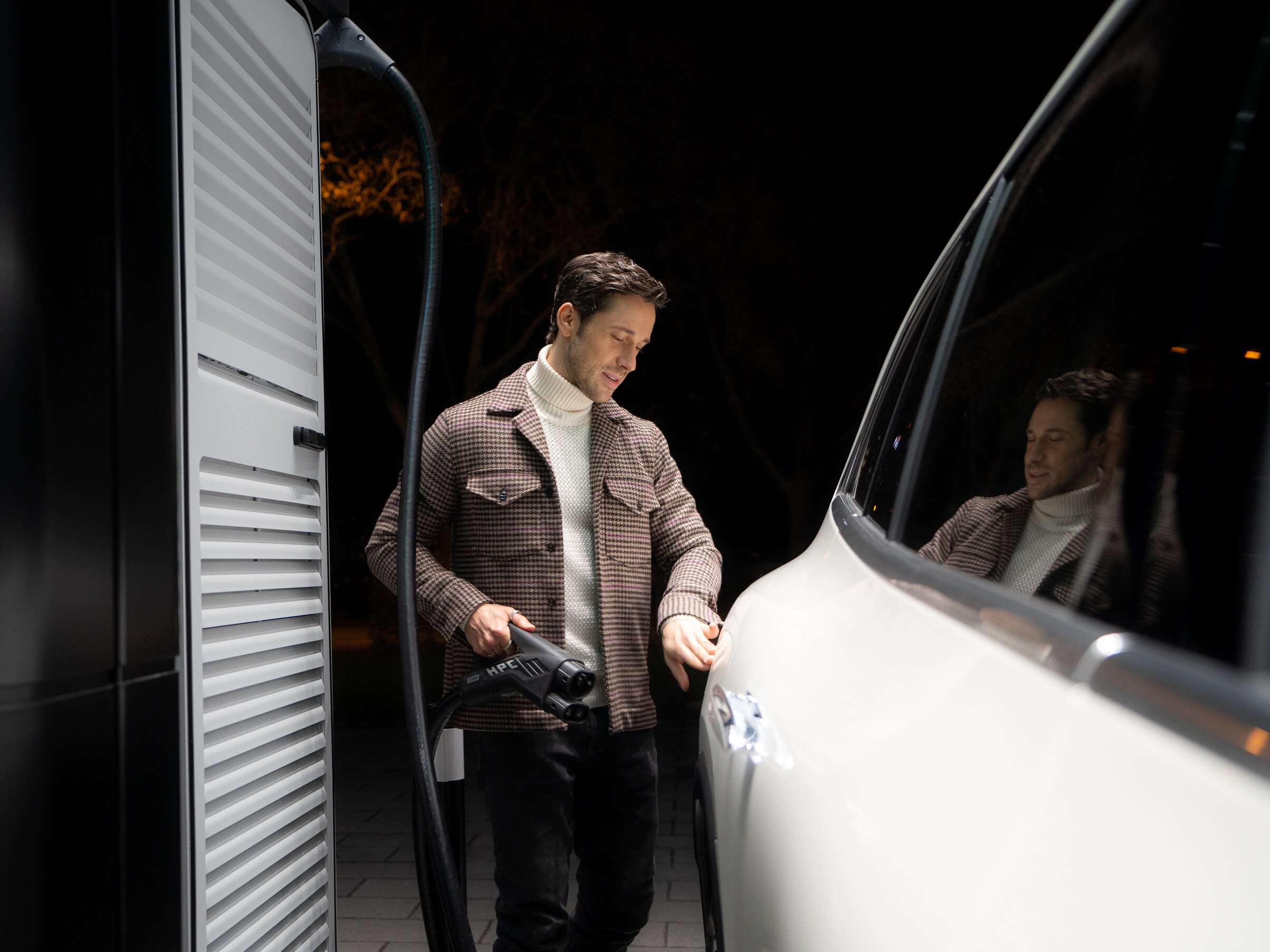 Mand oplader elektrisk Mercedes-Benz med Mercedes-Benz wallbox