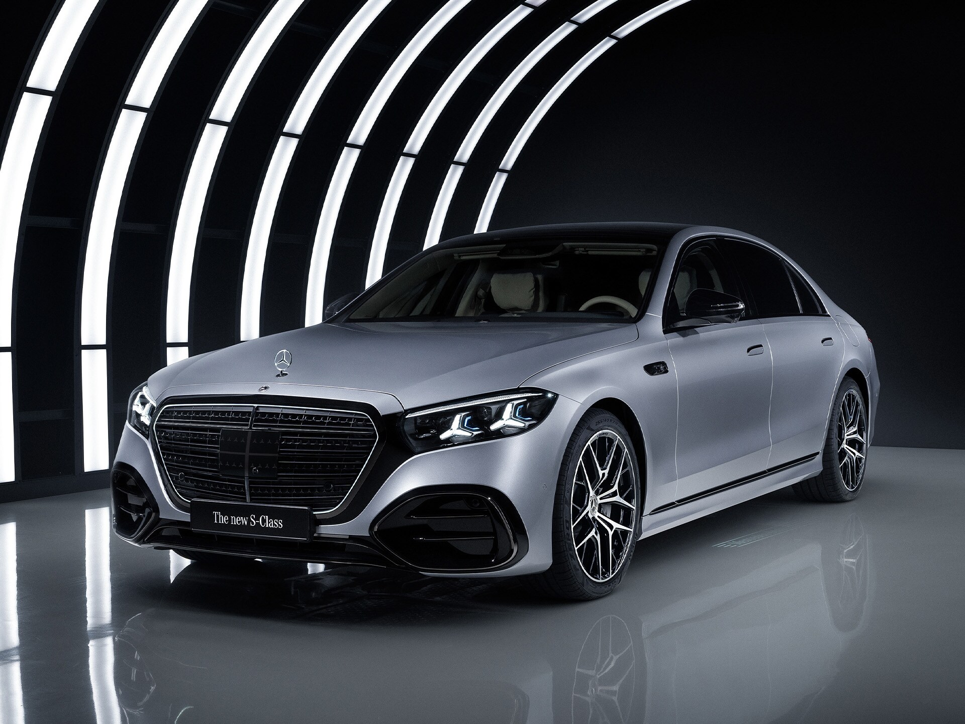 En Mercedes-Benz S-Klasse i et oplyst garage