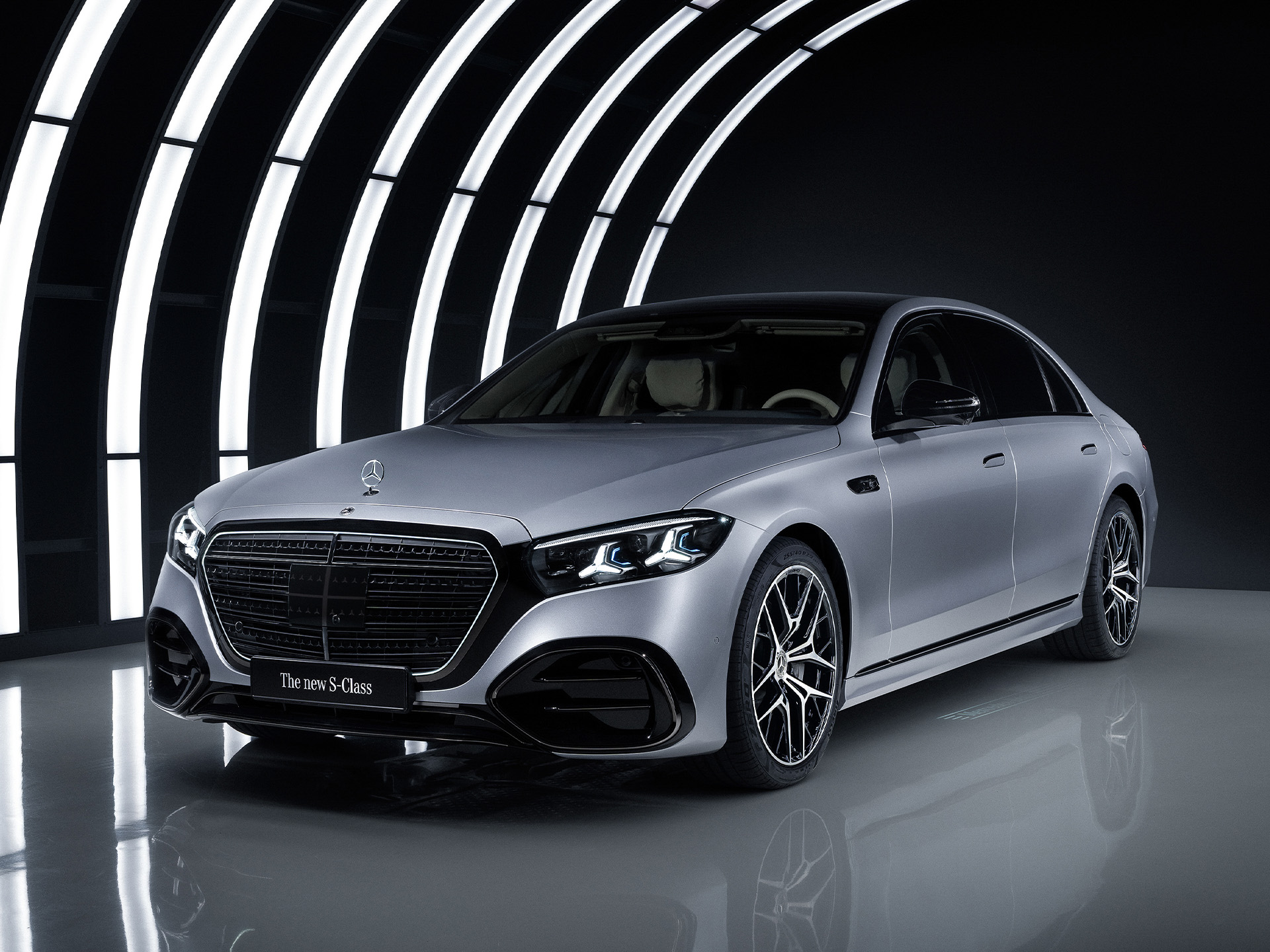 Teknologi | MBUX multimediesystem | Mercedes-Benz En Mercedes-Benz S-Klasse i et oplyst garage