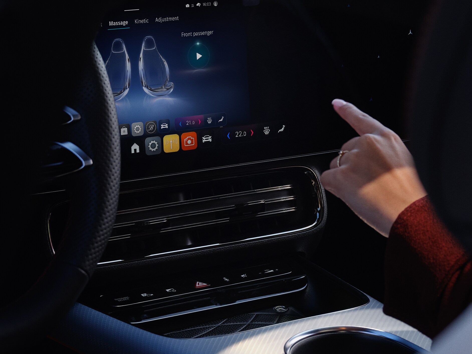 MBUX multimediesystem, der viser personaliseringsmuligheder i en Mercedes-Benz bil.