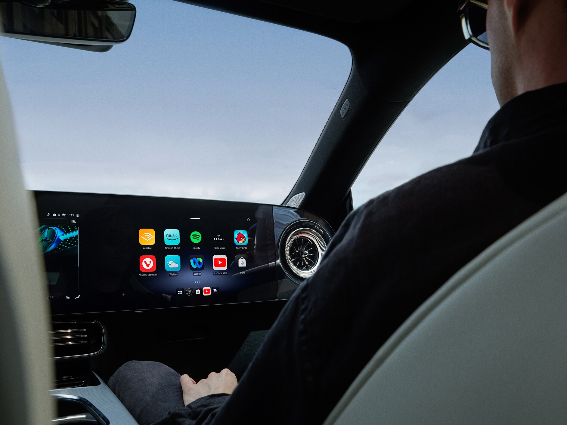 Interiørbillede af en Mercedes-Benz bils cockpit med MBUX multimediesystem.