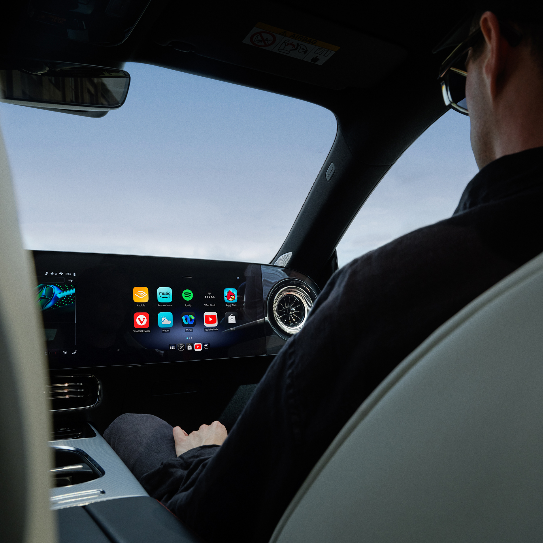 Stemmeassistance | MBUX multimediesystem | Mercedes-Benz Interiørbillede af en Mercedes-Benz bils cockpit med MBUX multimediesystem.