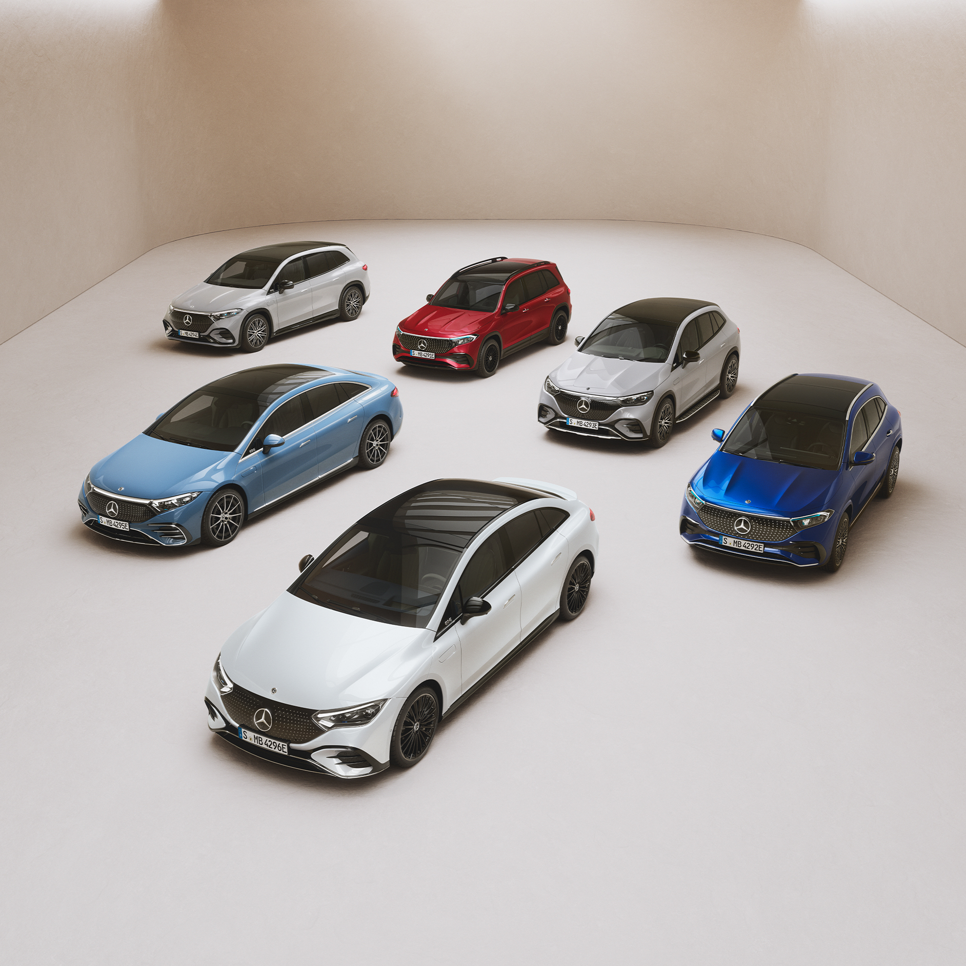 Parkeringshjælp til din Mercedes-Benz | Innovativ parkeringsassistent | Mercedes-Benz Forskellige Mercedes-Benz modeller parkeret side om side i et showroom.