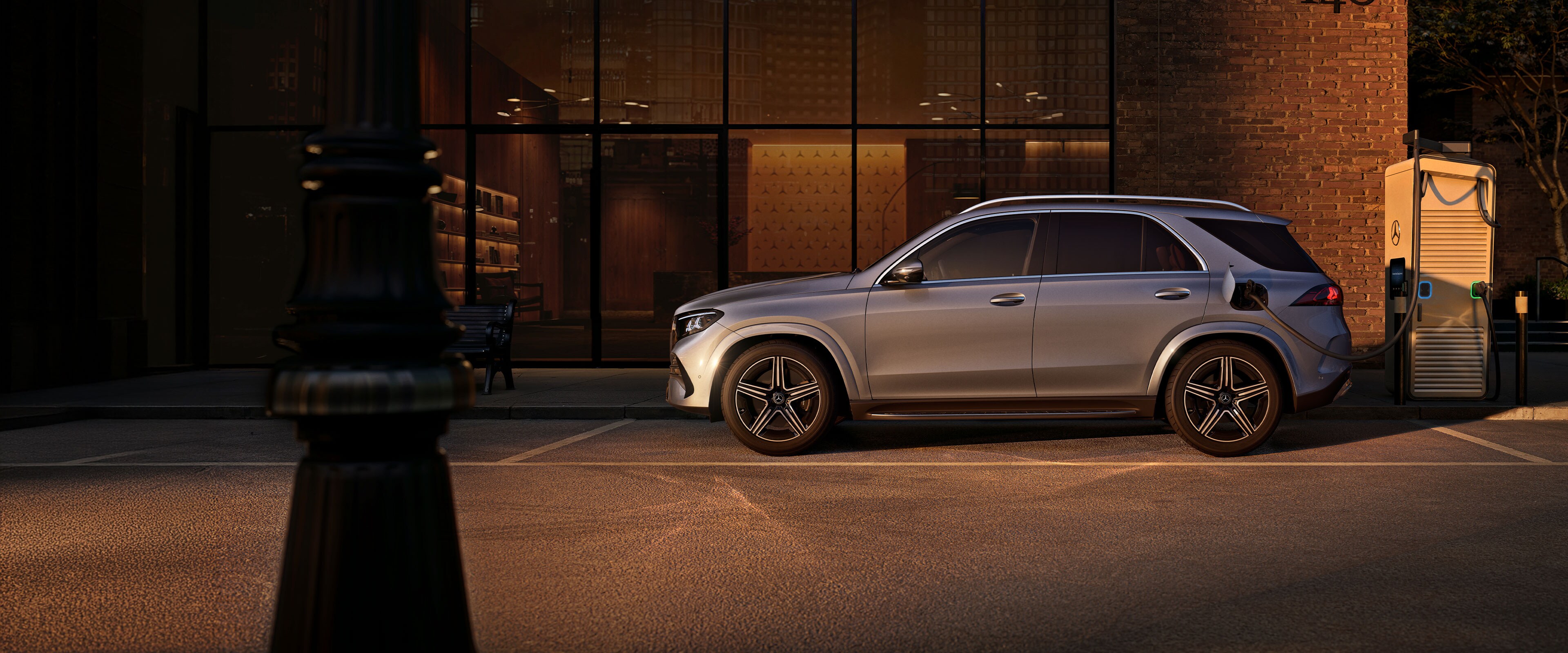 Mercedes-Benz GLE SUV set fra siden foran et stort hus.