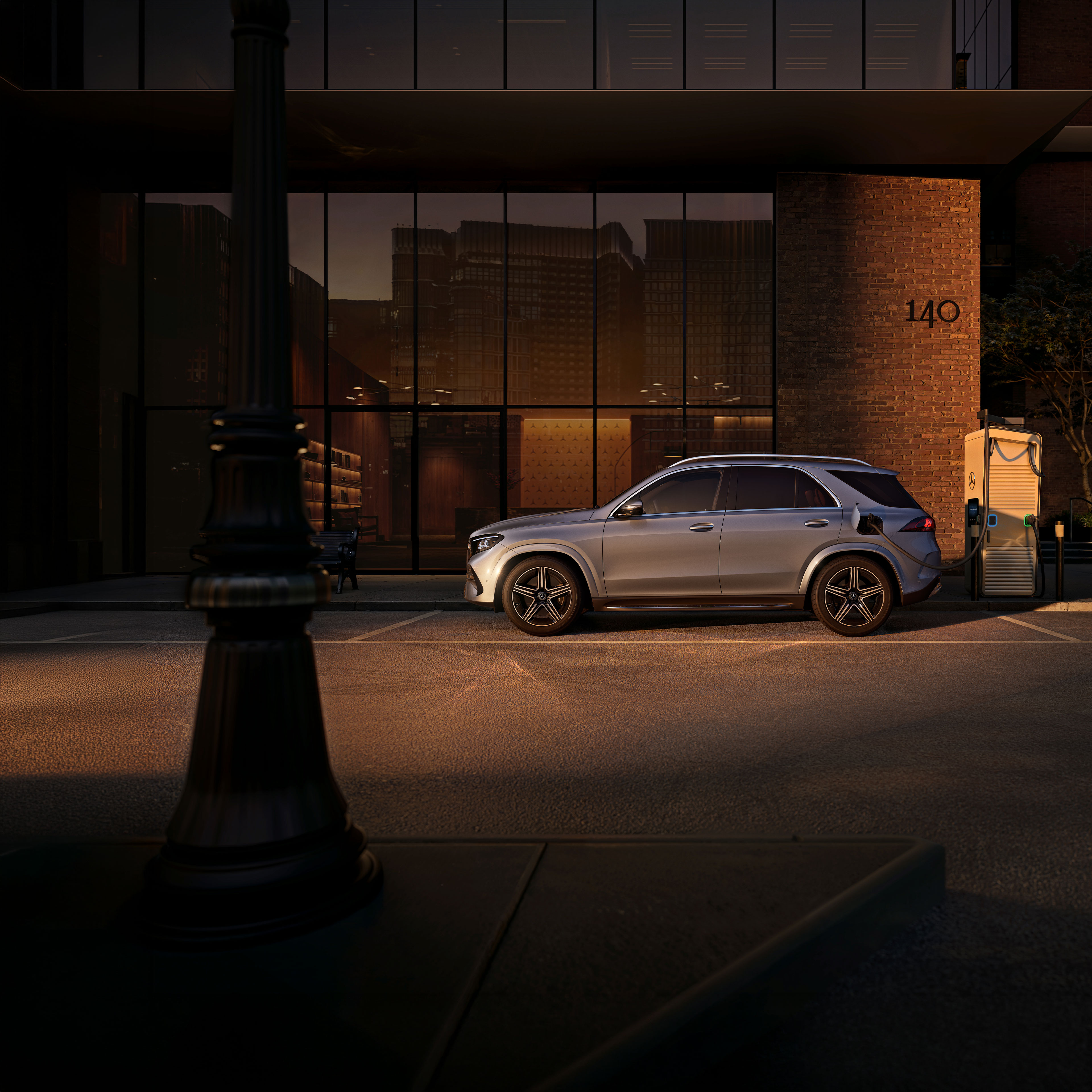 Plug-in-hybridmodeller | Mercedes-Benz Mercedes-Benz GLE SUV set fra siden foran et stort hus.