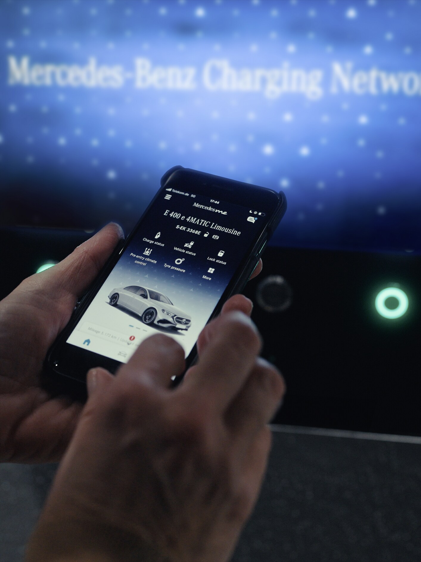 Smartphone viser opladningsmuligheder for Mercedes-Benz plug-in hybrider