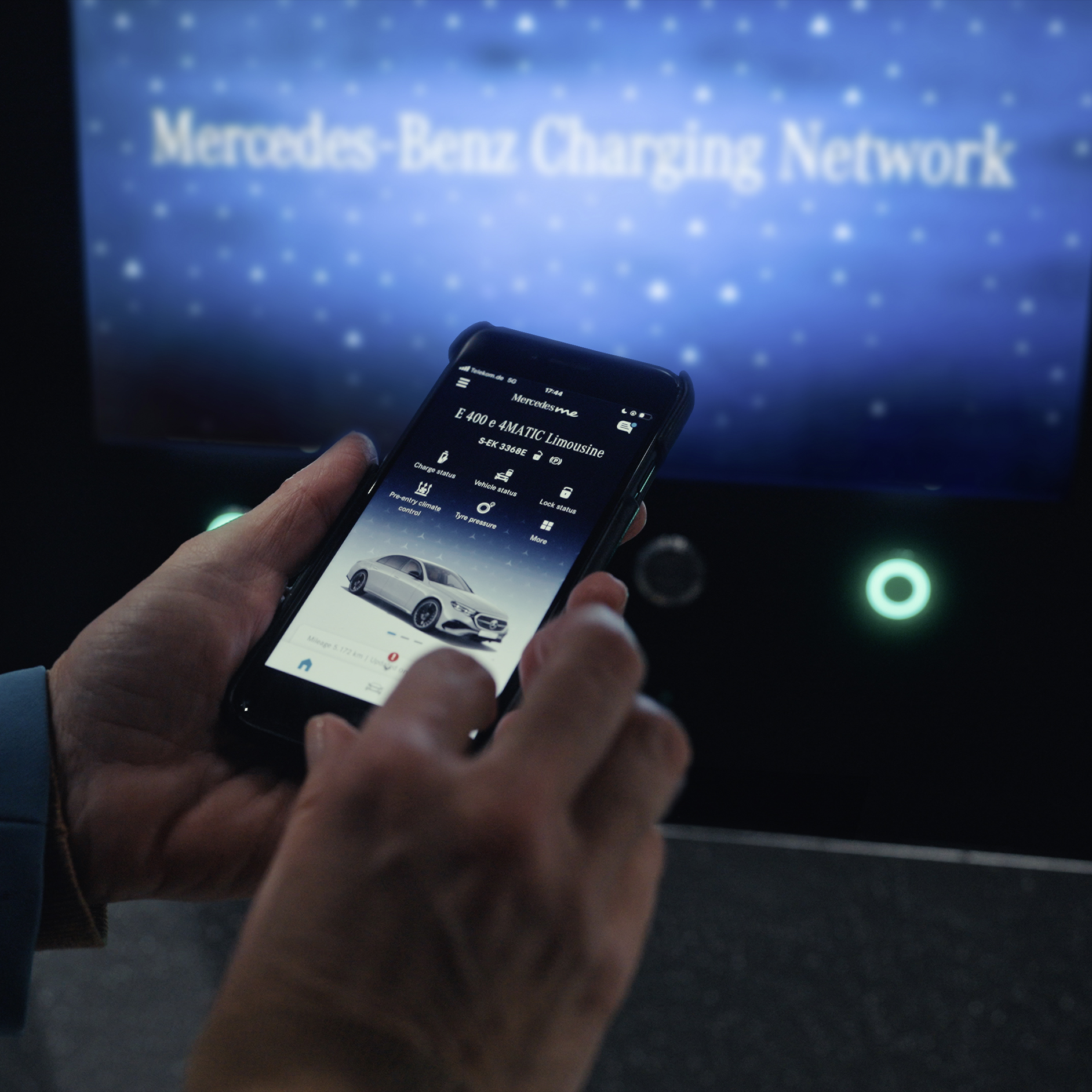 Opladningsmuligheder | Plug-in hybridmodeller | Mercedes-Benz Smartphone viser opladningsmuligheder for Mercedes-Benz plug-in hybrider