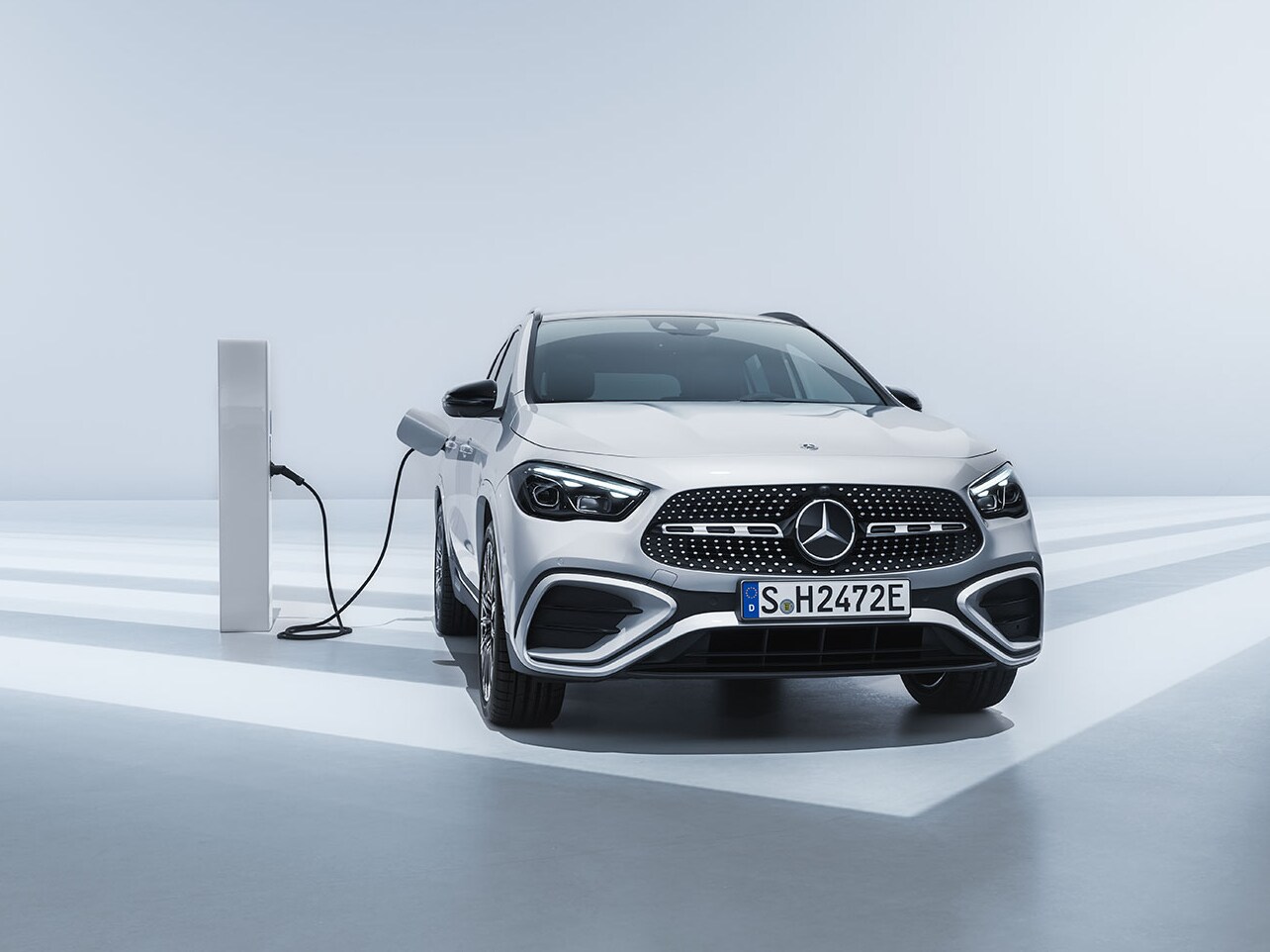 Hvid plug-in hybrid fra Mercedes-Benz, der oplades ved ladestander