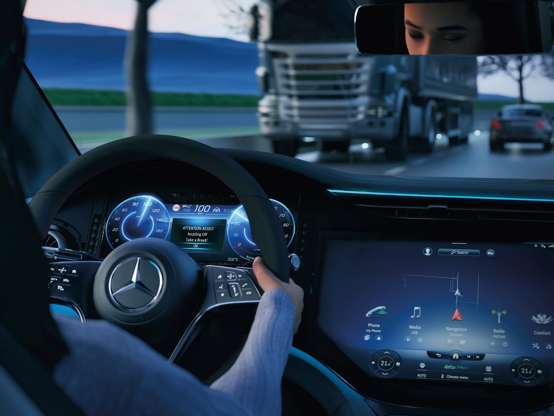 Interiørbillede af en Mercedes-Benz bils cockpit.