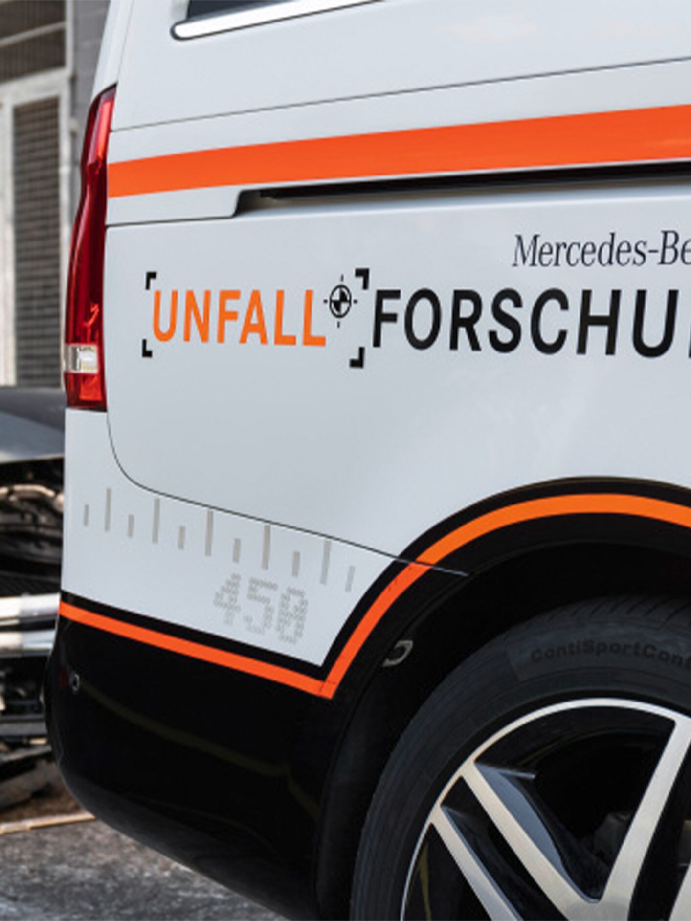 Mercedes-Benz bil med "Ulykkesforskning" skrevet på siden.