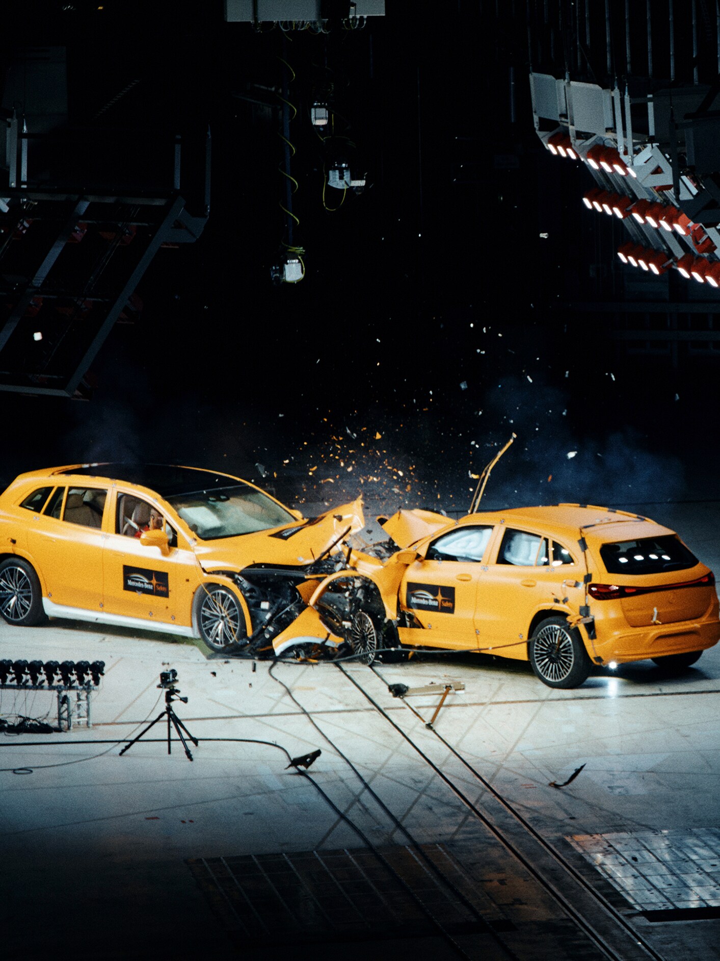 Frontalt sammenstød mellem to Mercedes-Benz biler filmet af crashtest-kameraer.