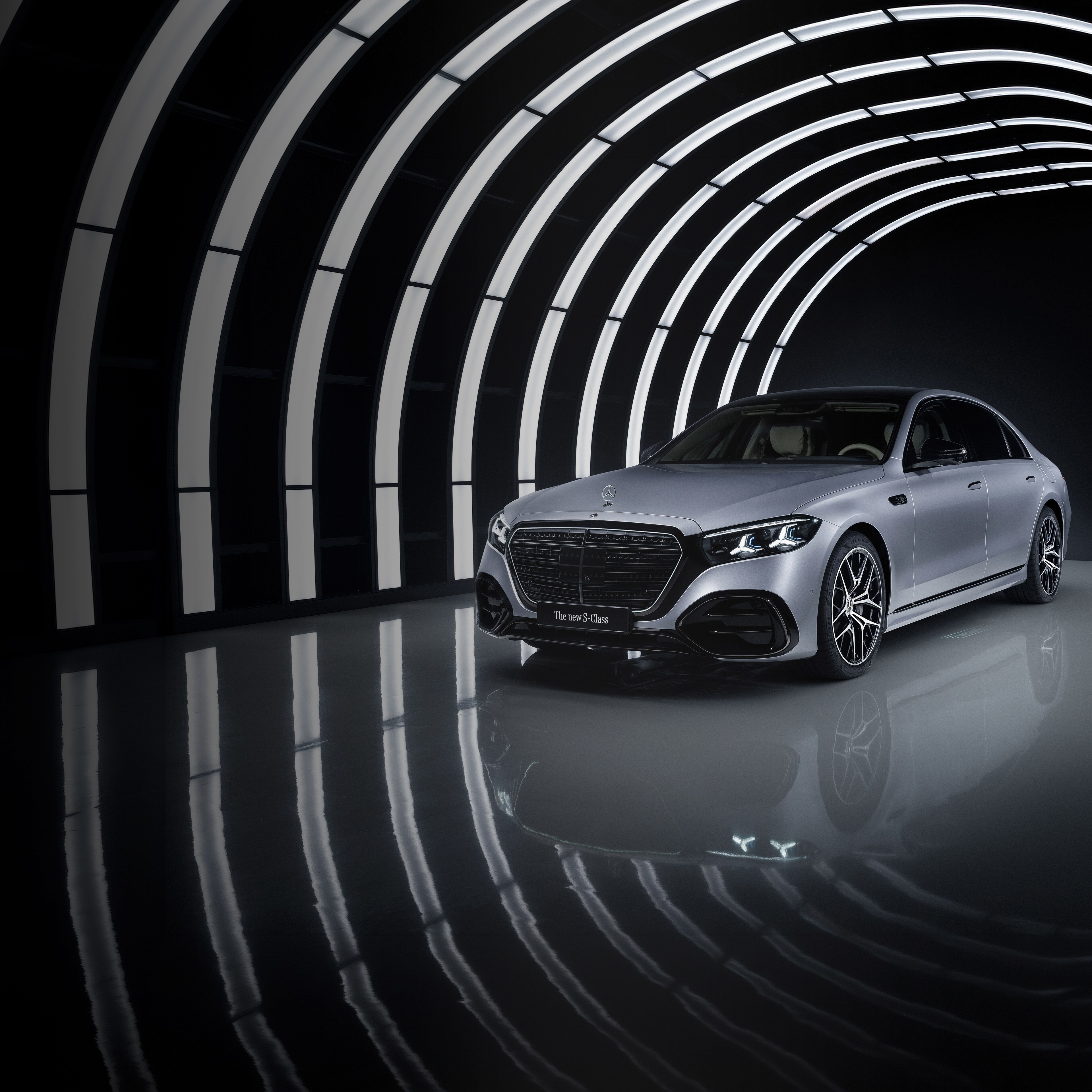 En Mercedes-Benz S-Klasse i en oplyst garage.