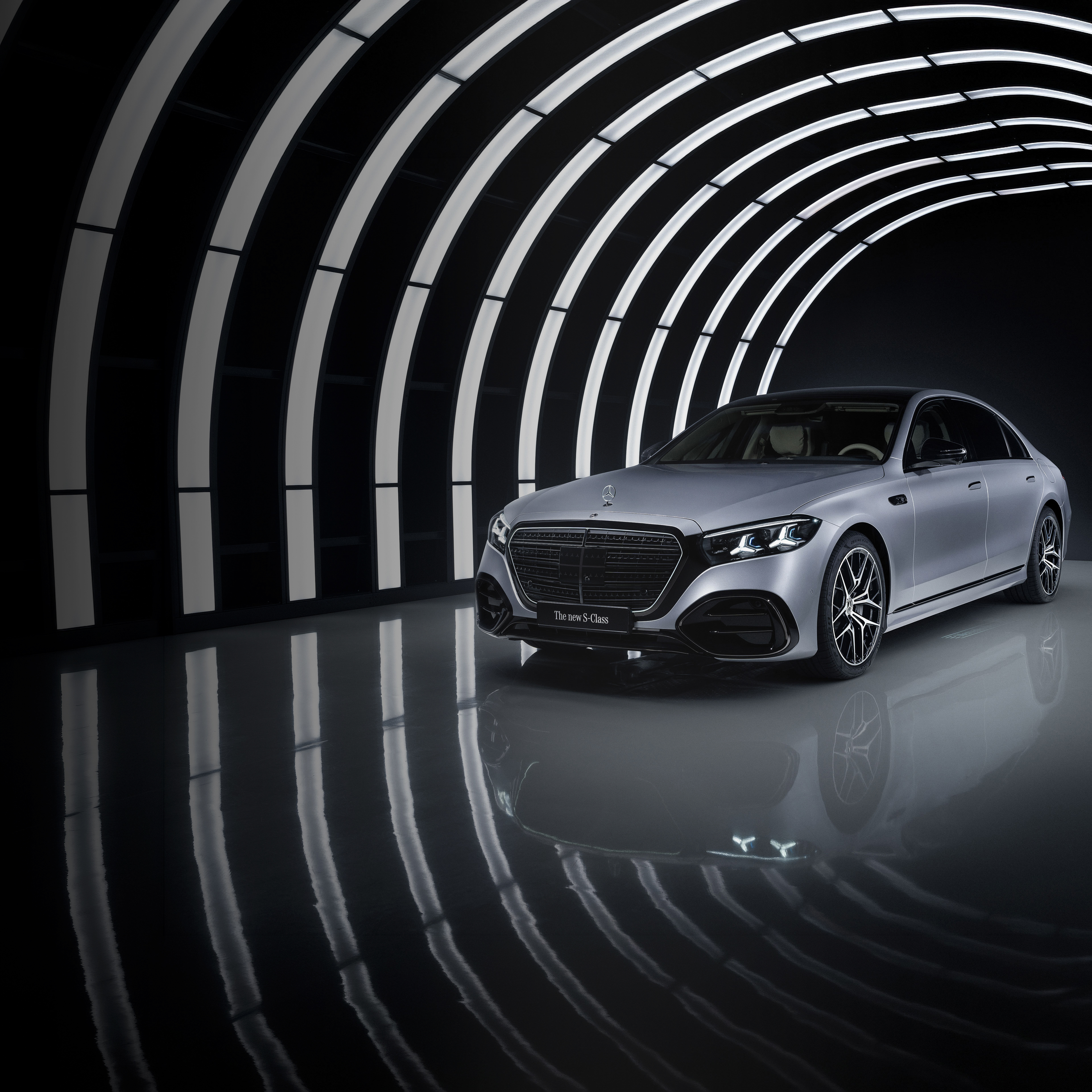 Teknologi | Mercedes-Benz En Mercedes-Benz S-Klasse i en oplyst garage.