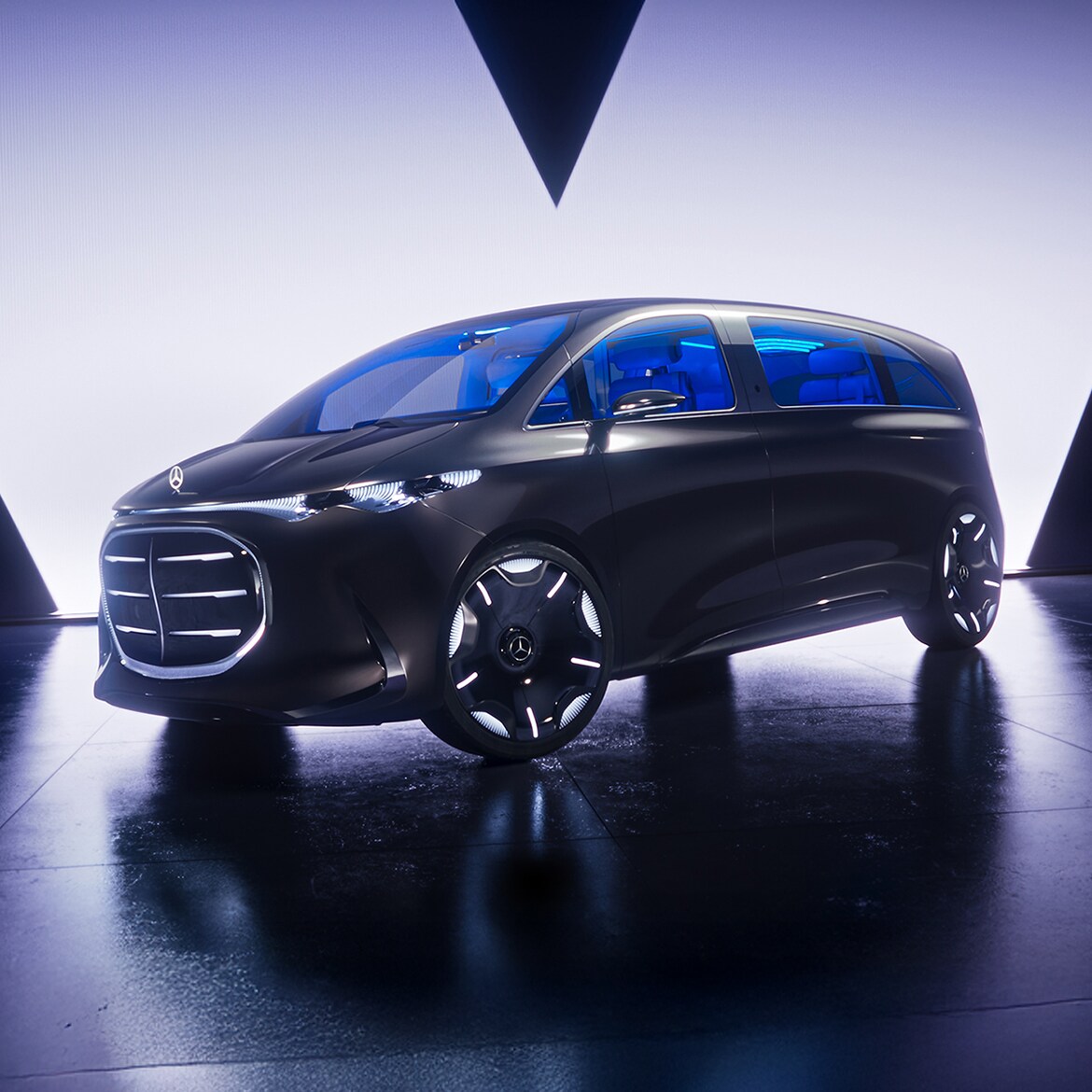 Konceptbilen Vision V fra Mercedes-Benz på dramatisk V-baggrund