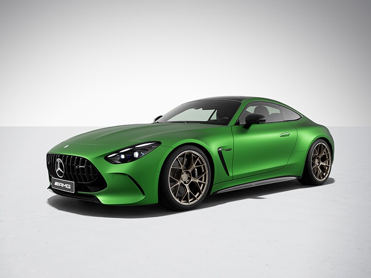 Grøn Mercedes-AMG GT 63 S E PERFORMANCE skråt forfra