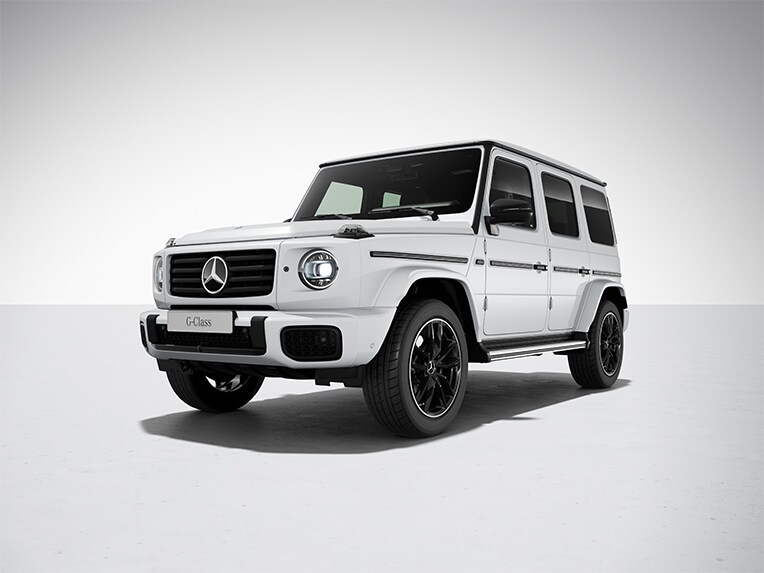Hvid G-Klasse fra Mercedes-Benz skråt forfra