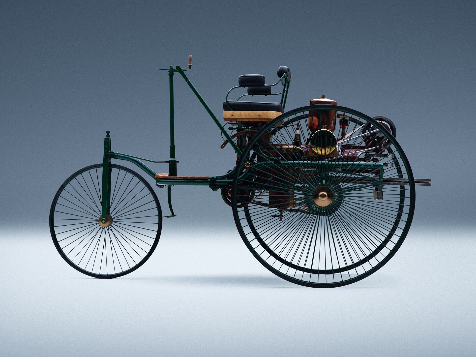 Den første bil fra Mercedes-Benz set fra siden.