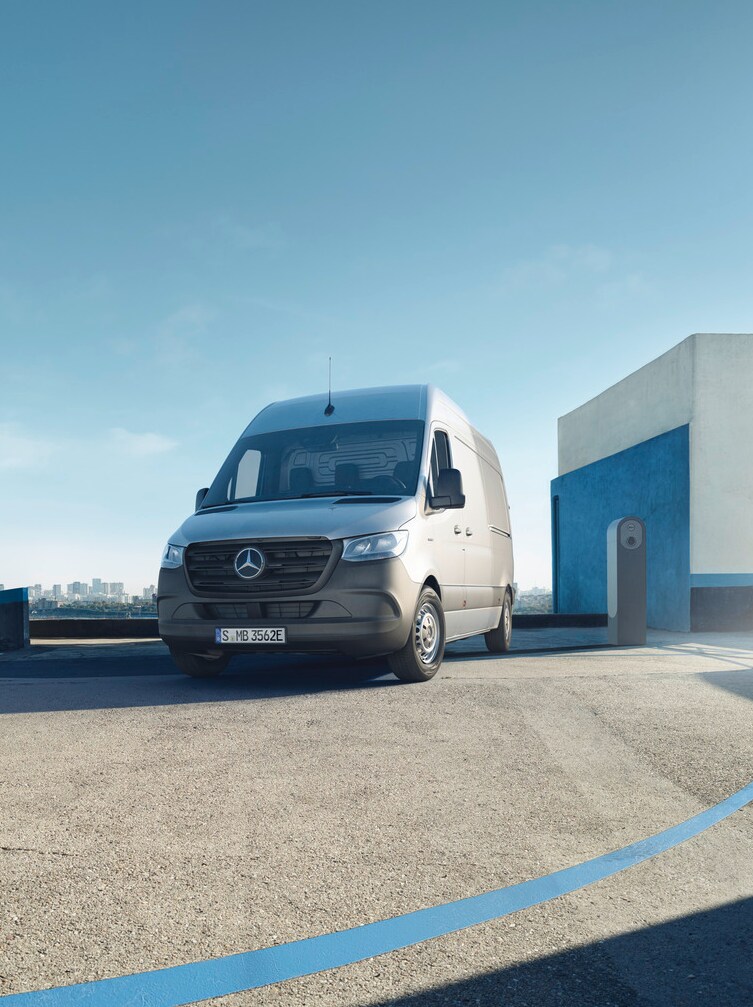 En Mercedes-Benz eSprinter kassevogn står parkeret på taget af et P-hus