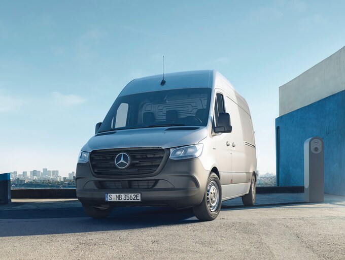 En Mercedes-Benz eSprinter kassevogn står parkeret på taget af et P-hus.