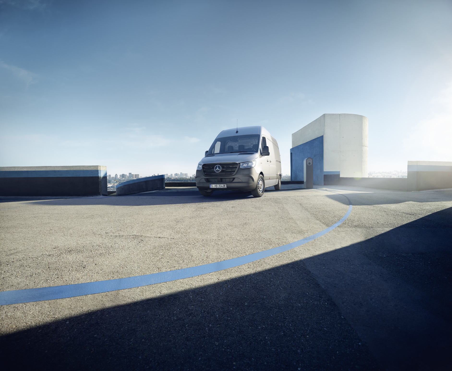 eSprinter og Sprinter | Mercedes-Benz En Mercedes-Benz eSprinter kassevogn står parkeret på taget af et P-hus.