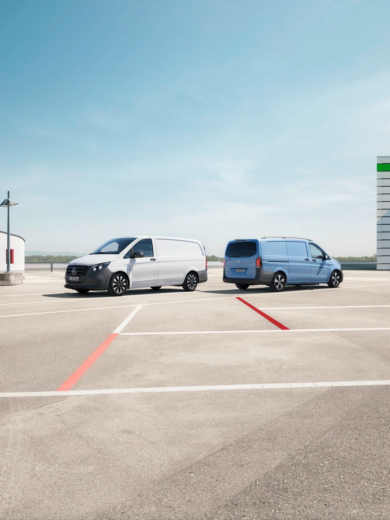 En hjvid Vito Kassevogn og en lyseblå eVito Kassevogn står parkeret på parkeringplads