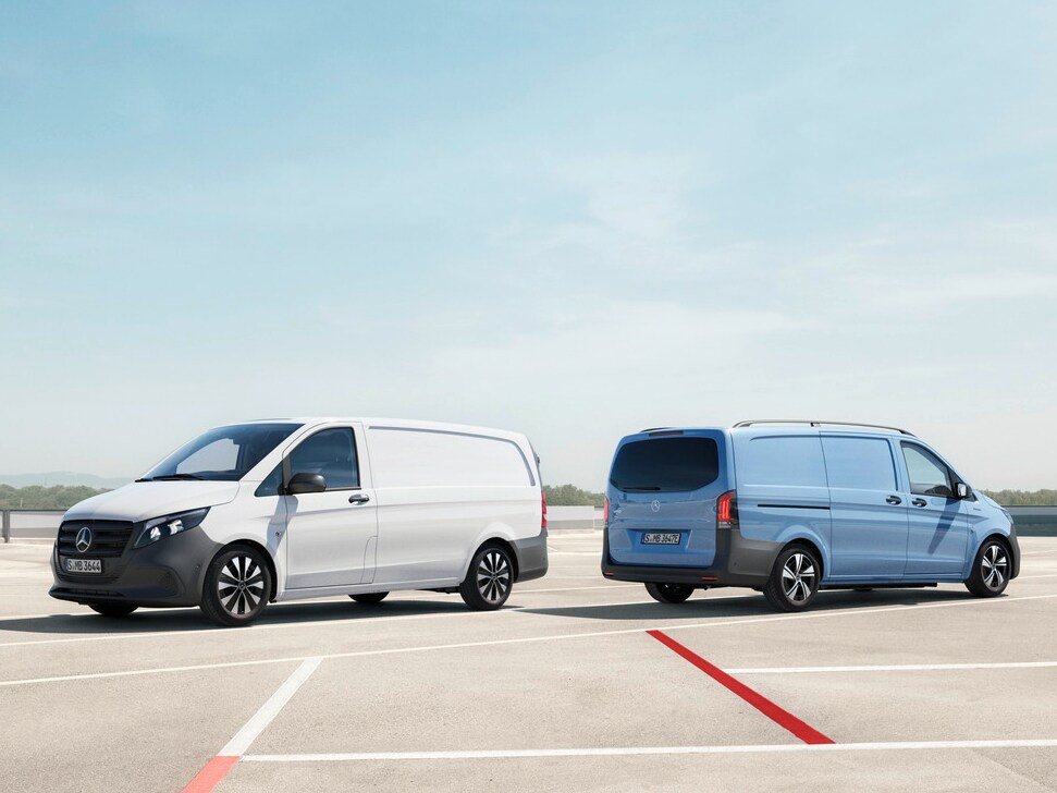 En Mercedes-Benz Vito Kassevogn og en eVito Kassevogn står parkeret på taget af et P-hus.