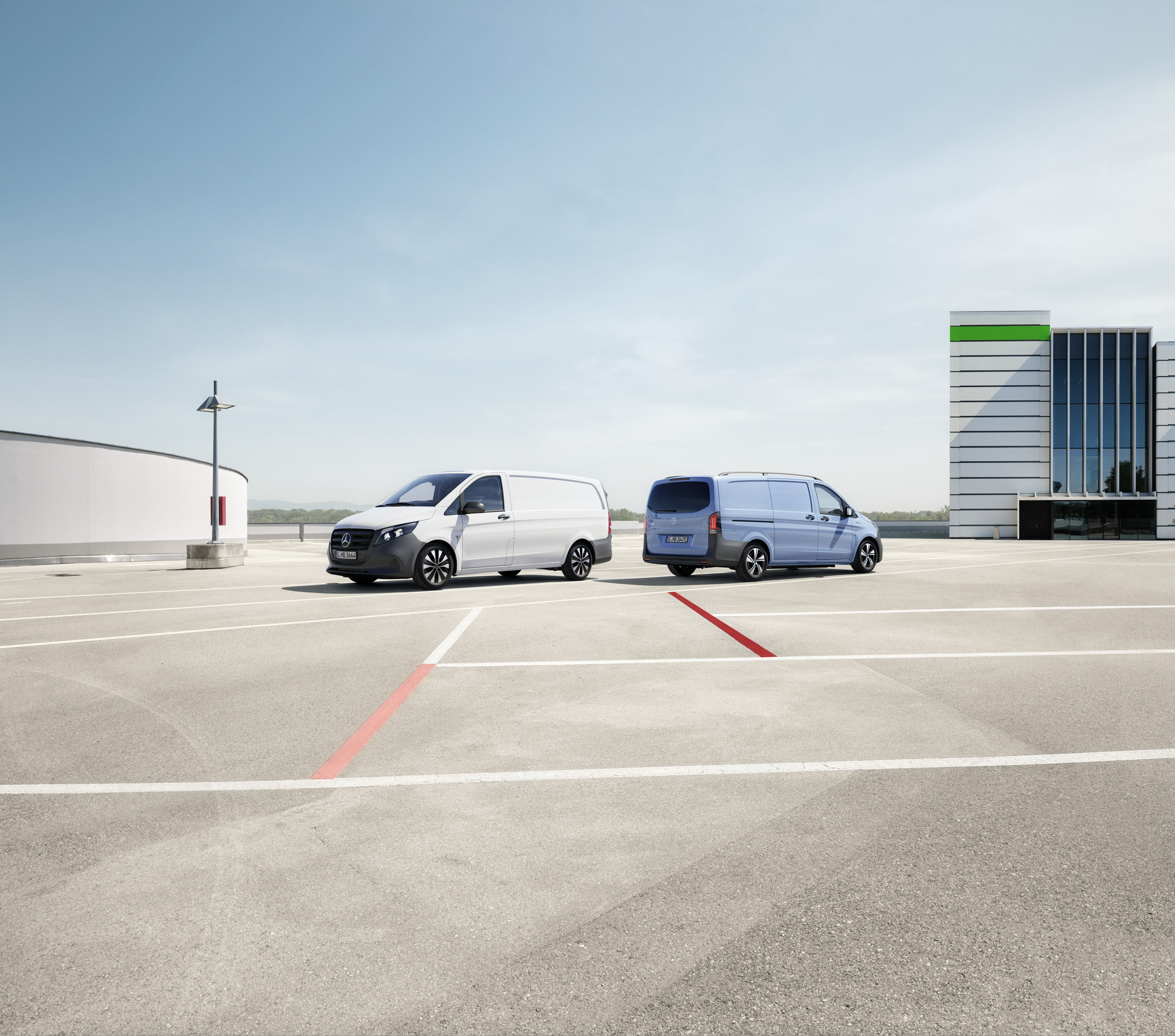 eVito og Vito | Mercedes-Benz En Mercedes-Benz Vito Kassevogn og en eVito Kassevogn står parkeret på taget af et P-hus.