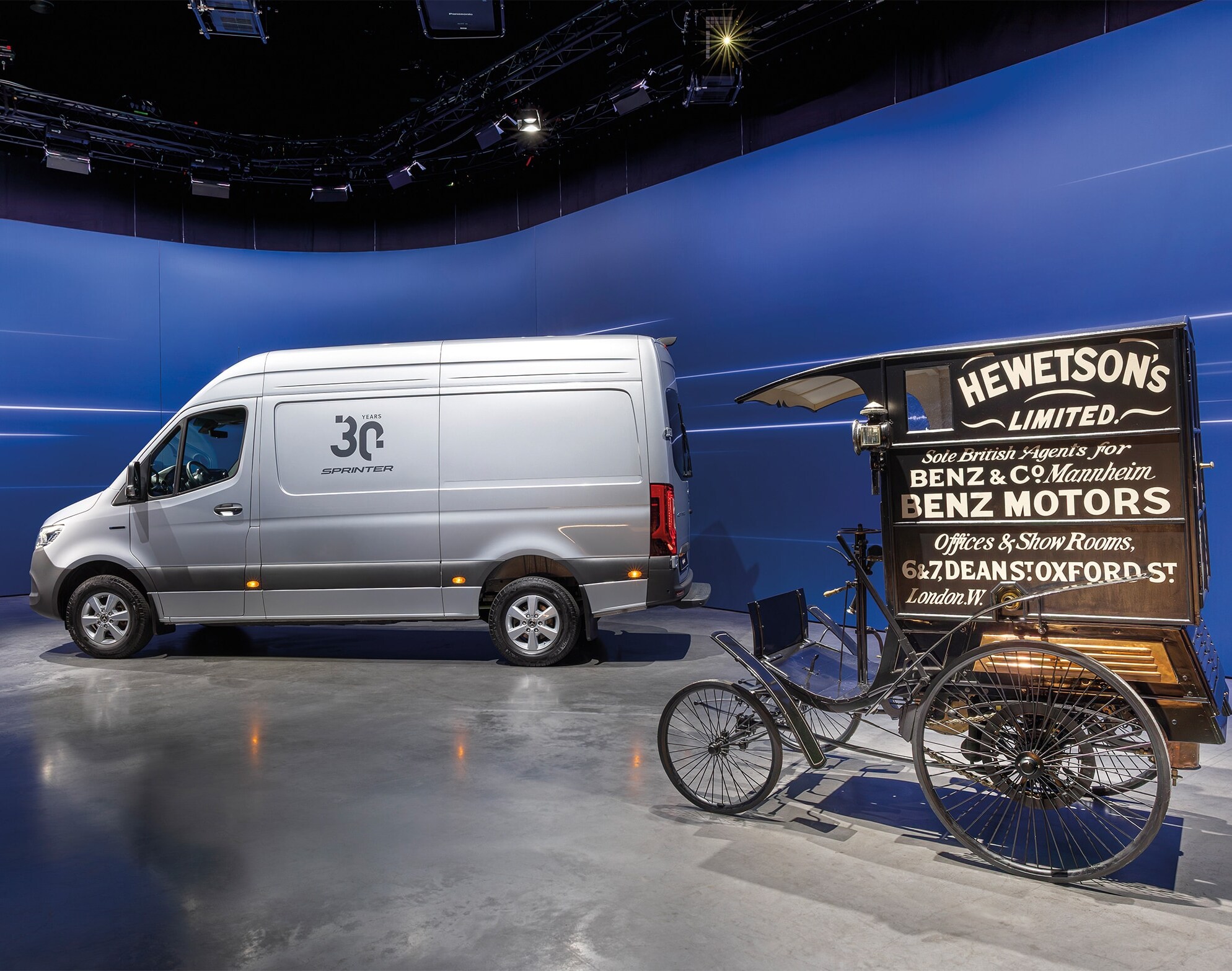 Sprinter kassevogn og historisk Benz-varevogn udstillet i et moderne showroom