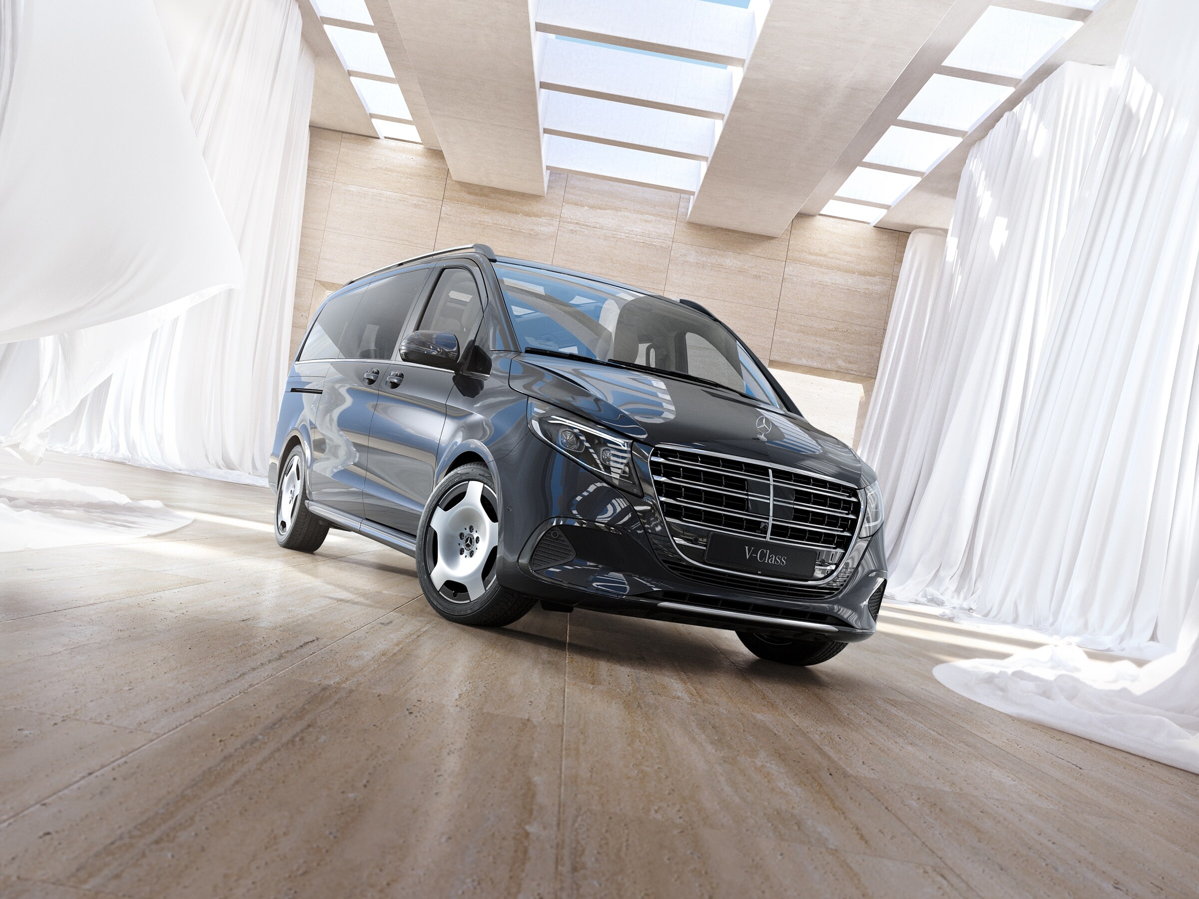 Mercedes-Benz V-Klasse parkeret i lyst moderne rum med ovenlysvinduer