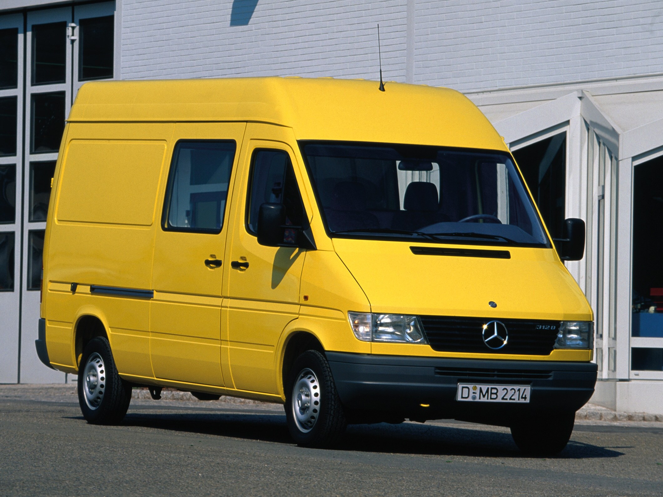 Først generations Sprinter parkeret uden for en industribygning