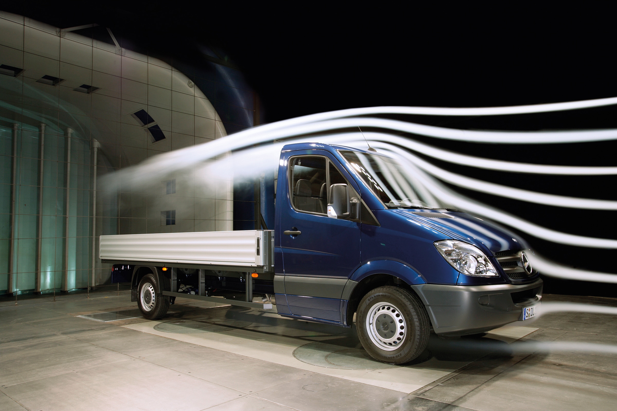 Anden generations Sprinter ladvogn | Historien bag erhvervskøretøjerne | Mercedes-Benz Sprinter ladvogn udstillet i en vindtunnel på testanlæg