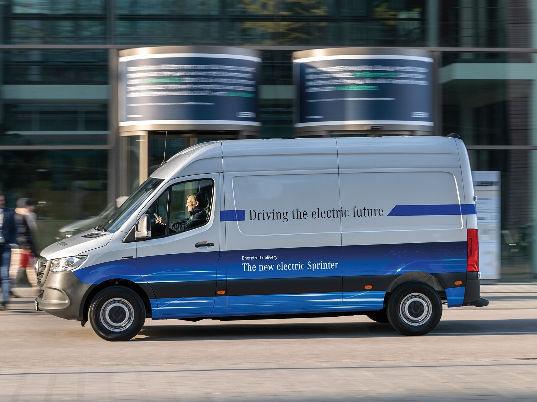 Mercedes-Benz eSprinter Kassevogn der kører på gaden i en moderne by