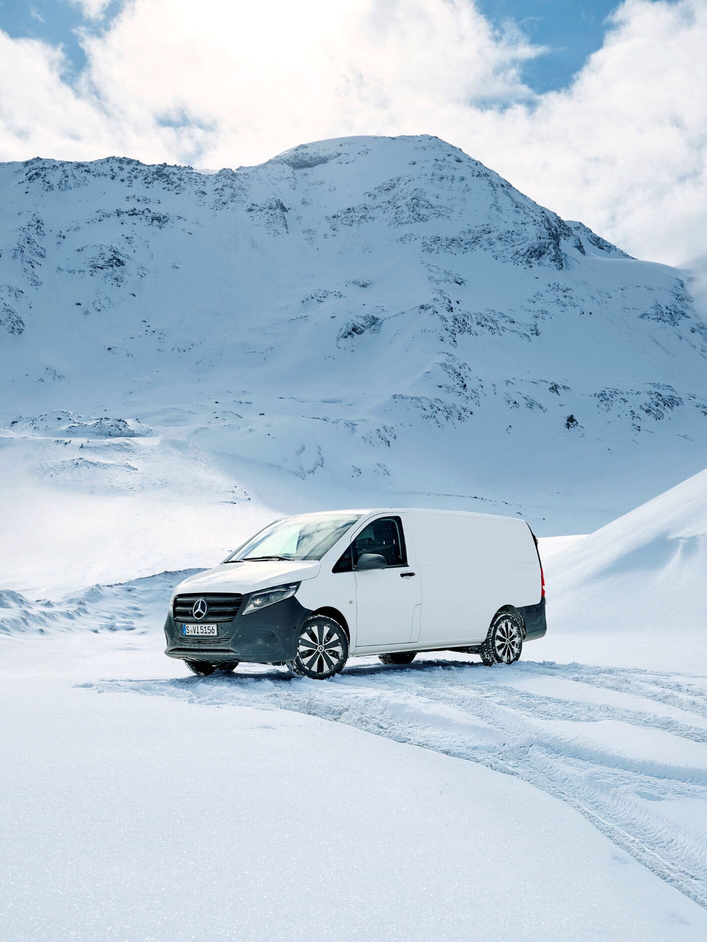 Hvid Vito Kassevogn med firehjulstræk i snelandskab