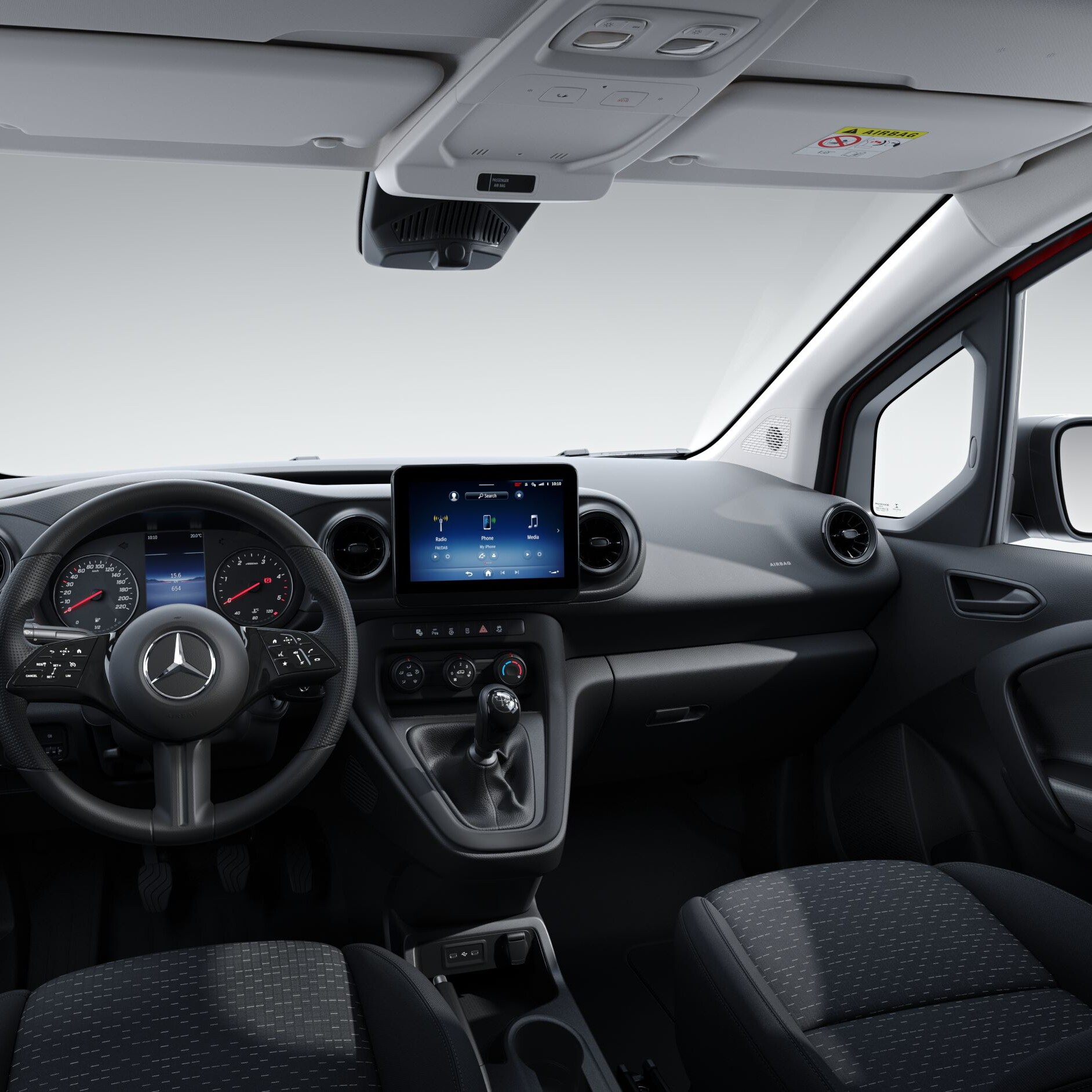 En menneskehånd betjener touchscreenen til MBUX-multimediesystemet i Mercedes-Benz Citan.