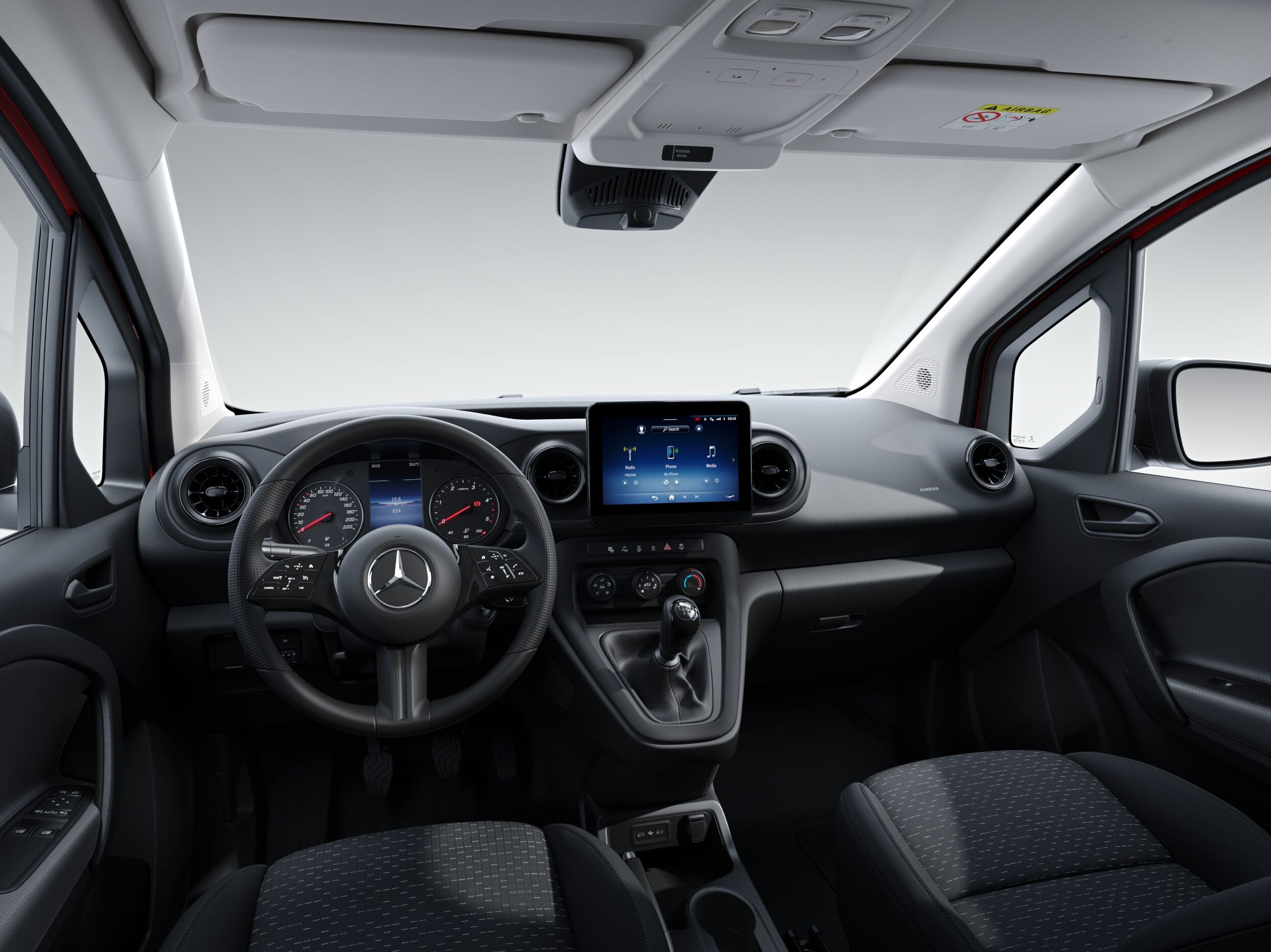En menneskehånd betjener touchscreenen til MBUX-multimediesystemet i Mercedes-Benz Citan.