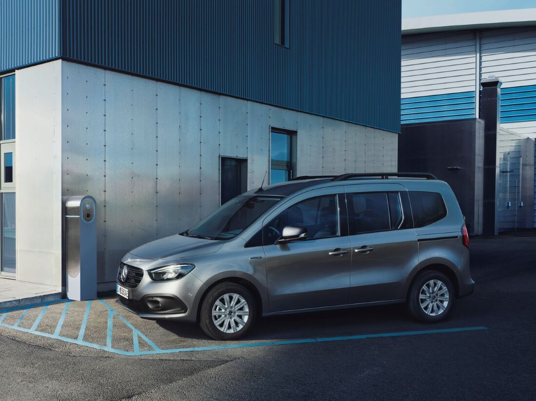 En visualisering illustrerer, hvordan radarsensorerne til afstandsmåling fungerer i Mercedes-Benz Citan.