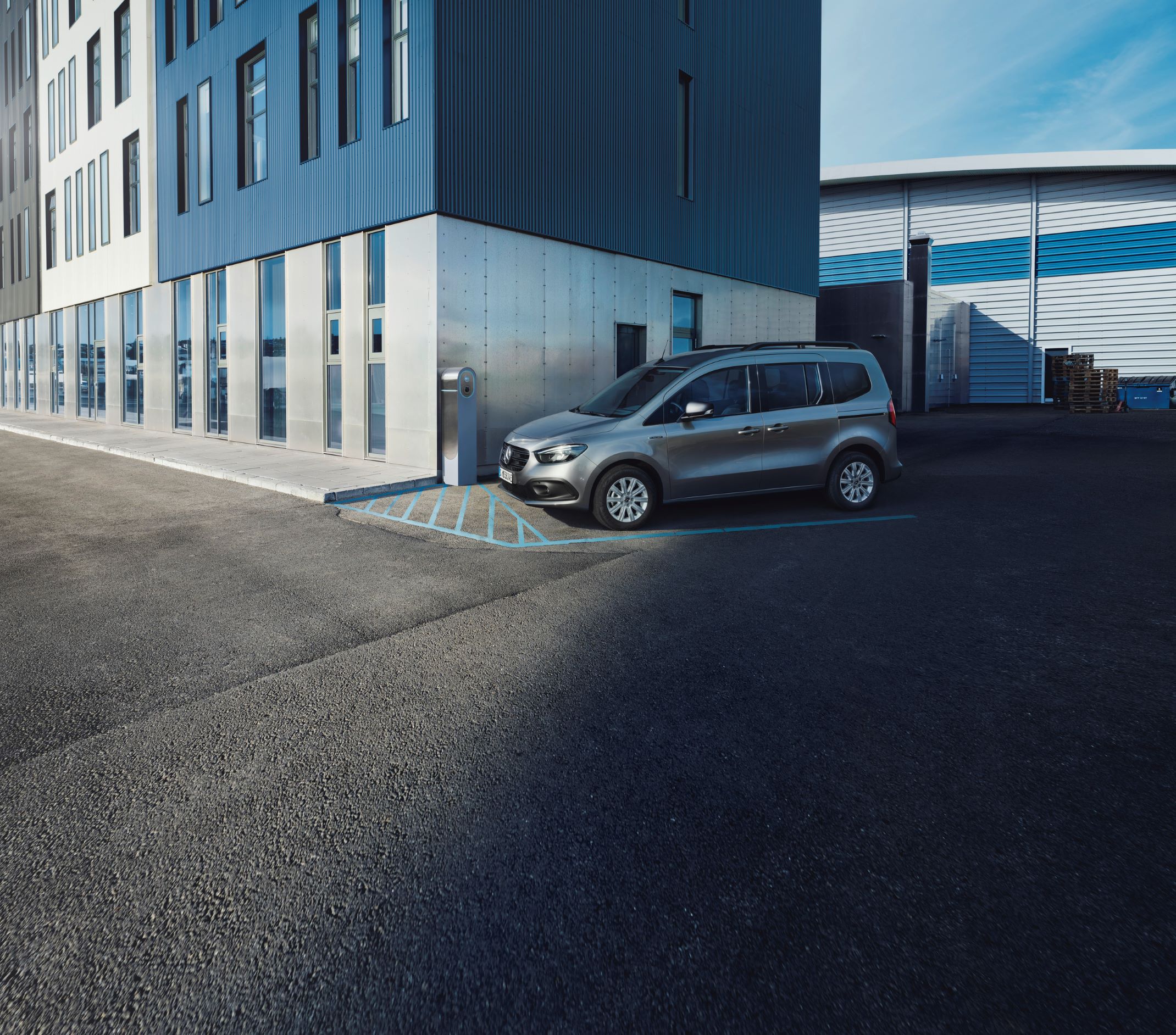 Citan sikkerhed | Mercedes-Benz transportere En visualisering illustrerer, hvordan radarsensorerne til afstandsmåling fungerer i Mercedes-Benz Citan.