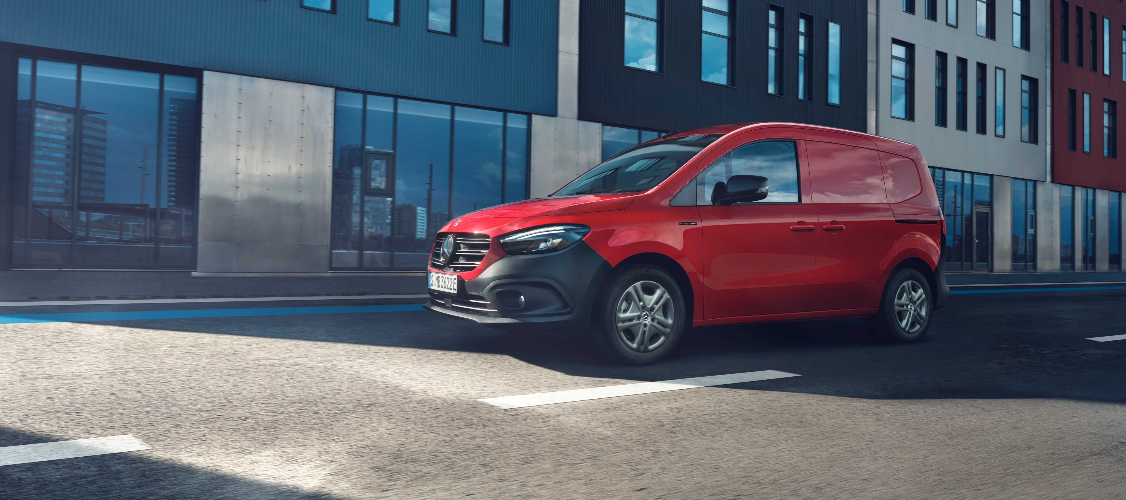 Citan og eCitan - tænk småt når du tænker stort | Mercedes-Benz Vans Rød Mercedes-Benz Citan parkeret på gaden foran butiksfacade