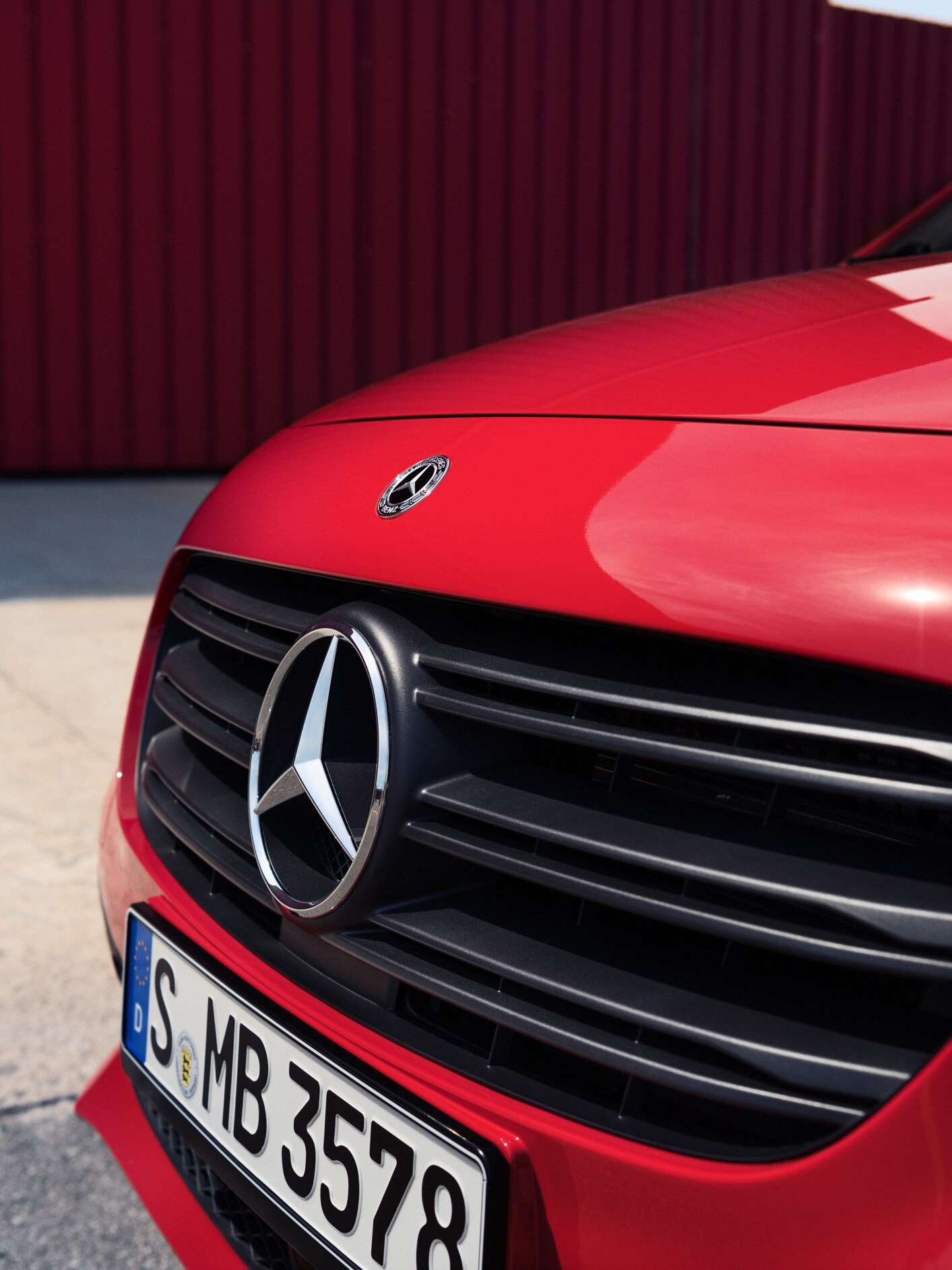 Kølerhjelmen på rød Mercedes-Benz Citan Kassevogn