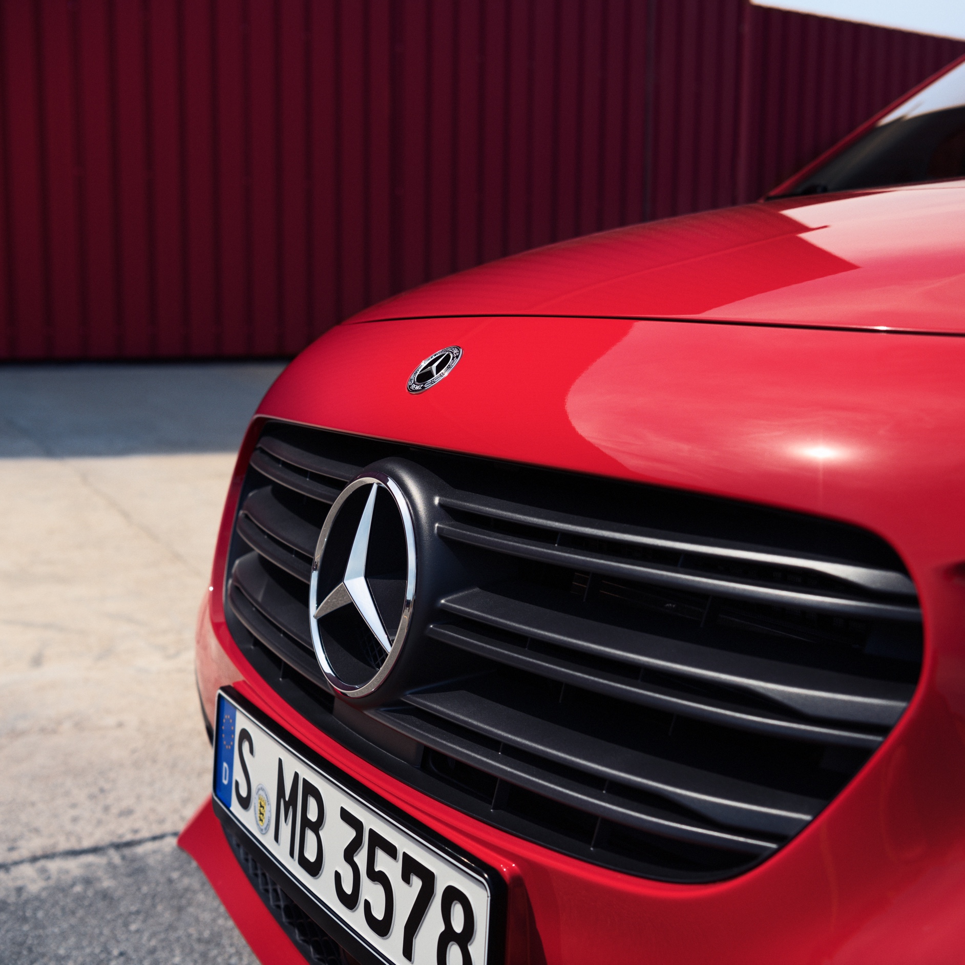 Citan Kassevogn | Mercedes-Benz Vans Kølerhjelmen på rød Mercedes-Benz Citan Kassevogn