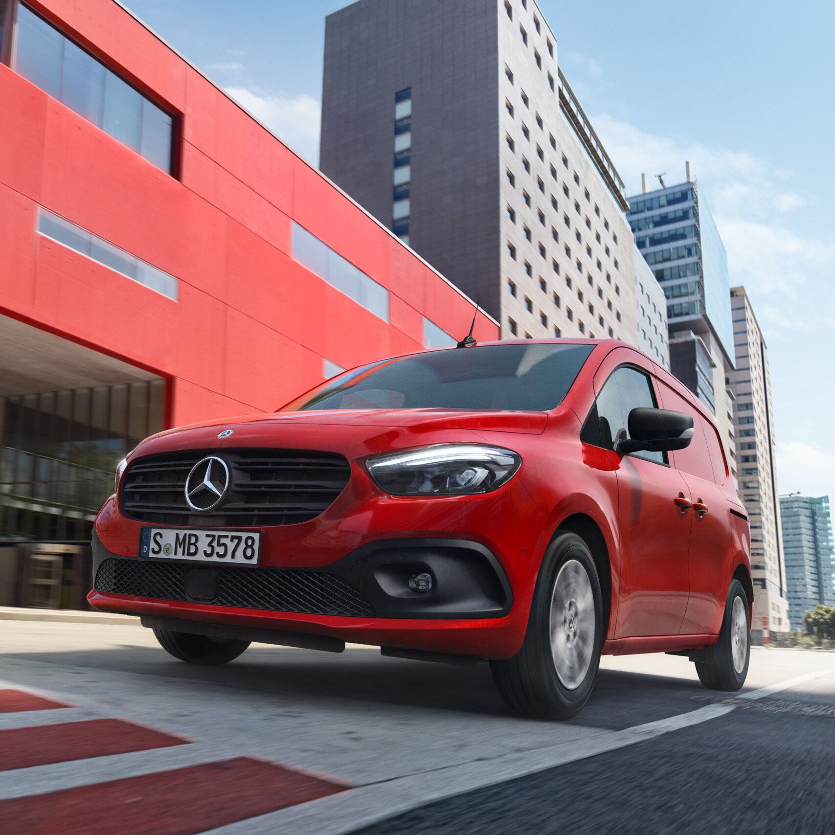 Mercedes-Benz Citan kassevogn i aktion.
