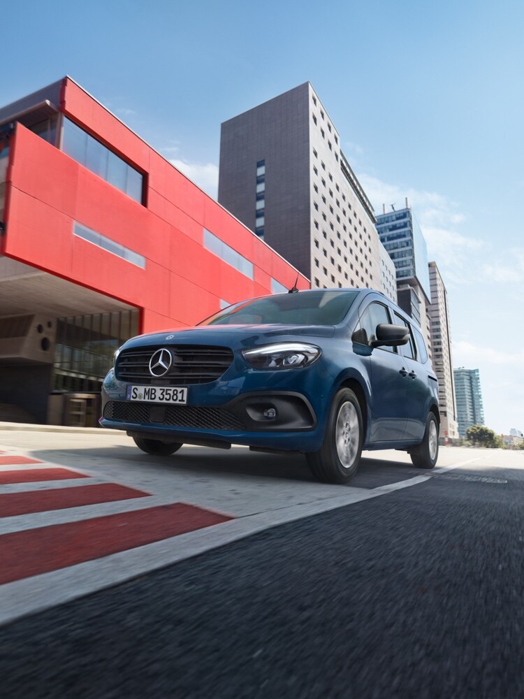 En visualisering illustrerer, hvordan radarsensorerne til afstandsmåling fungerer i Mercedes-Benz Citan.