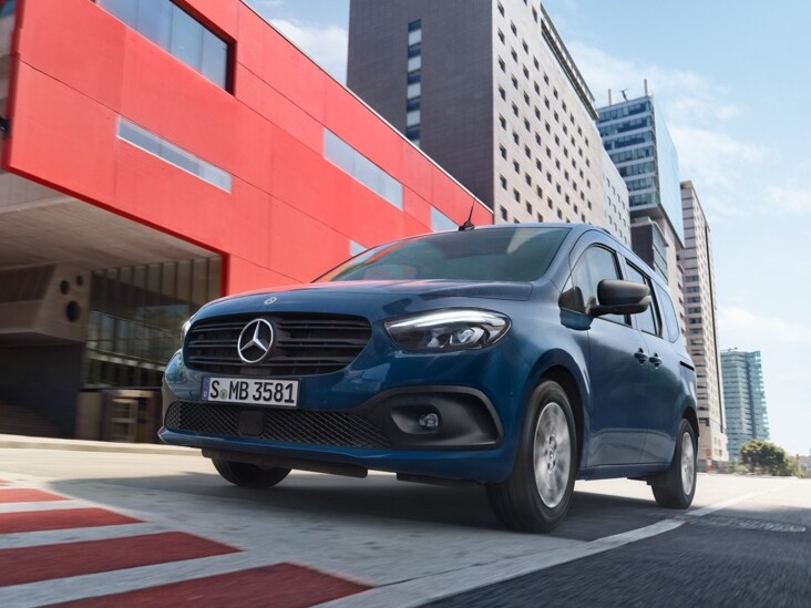 En visualisering illustrerer, hvordan radarsensorerne til afstandsmåling fungerer i Mercedes-Benz Citan.