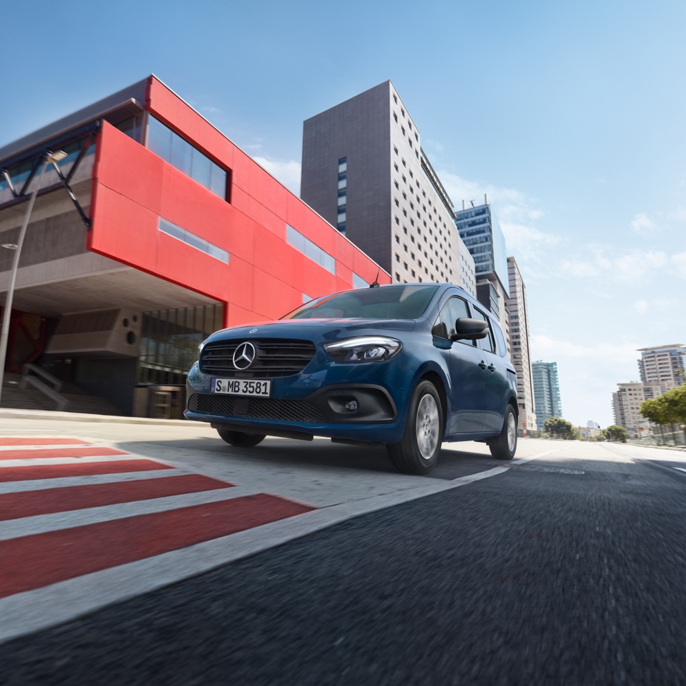 Citan sikkerhed | Mercedes-Benz transportere En visualisering illustrerer, hvordan radarsensorerne til afstandsmåling fungerer i Mercedes-Benz Citan.