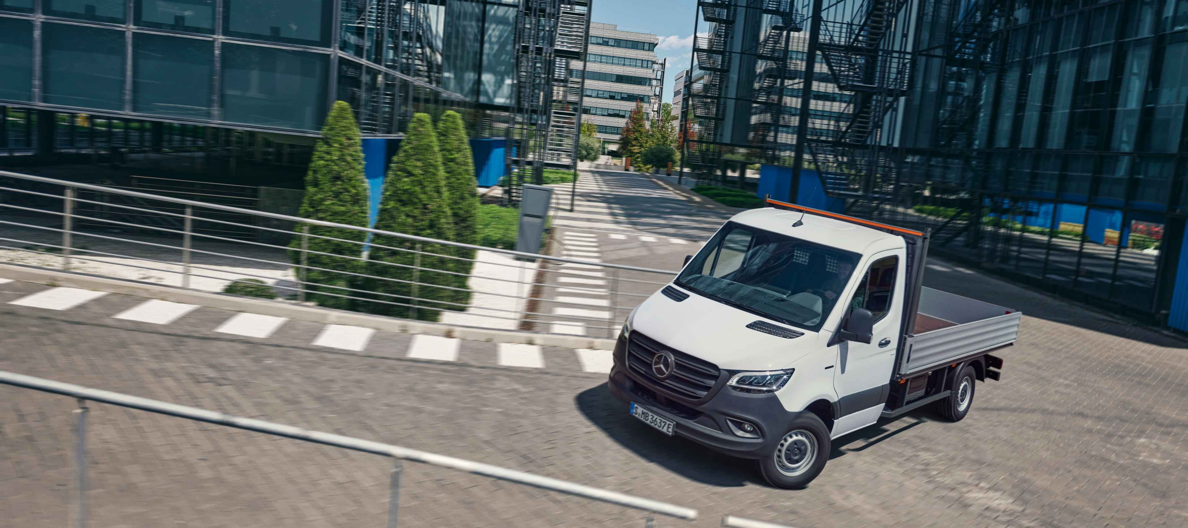 Alternative drev | eSprinter Chassis | Mercedes-Benz En Mercedes-Benz eSprinter Chassis, som kører i storbyen.